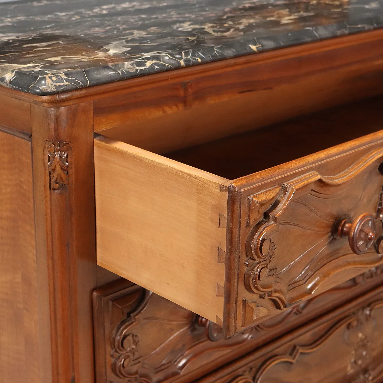 Cassettone in noce, faggio e marmo in stile barocco, primo '900 7