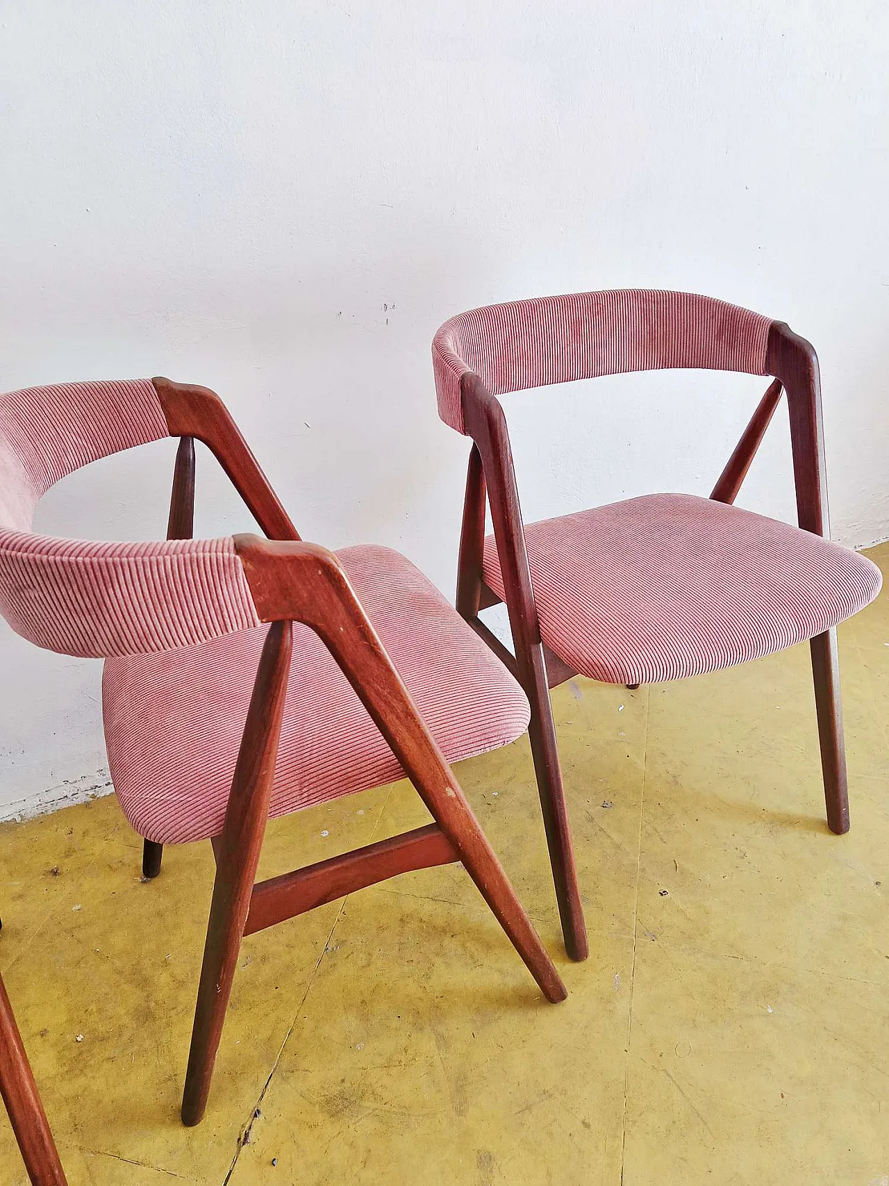 4 chairs by Th. Harlev Chairs in teak and pink velvet, 60s 1