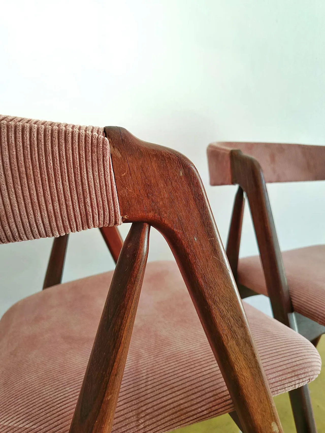 4 chairs by Th. Harlev Chairs in teak and pink velvet, 60s 2