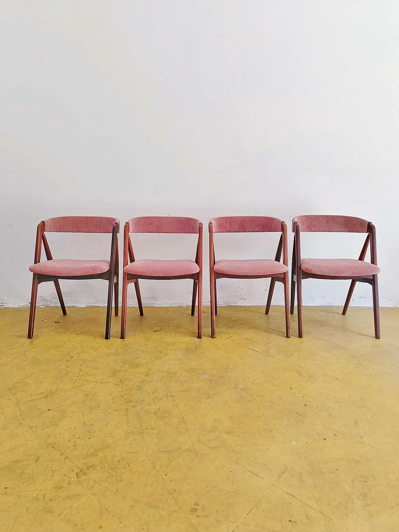 4 chairs by Th. Harlev Chairs in teak and pink velvet, 60s 4