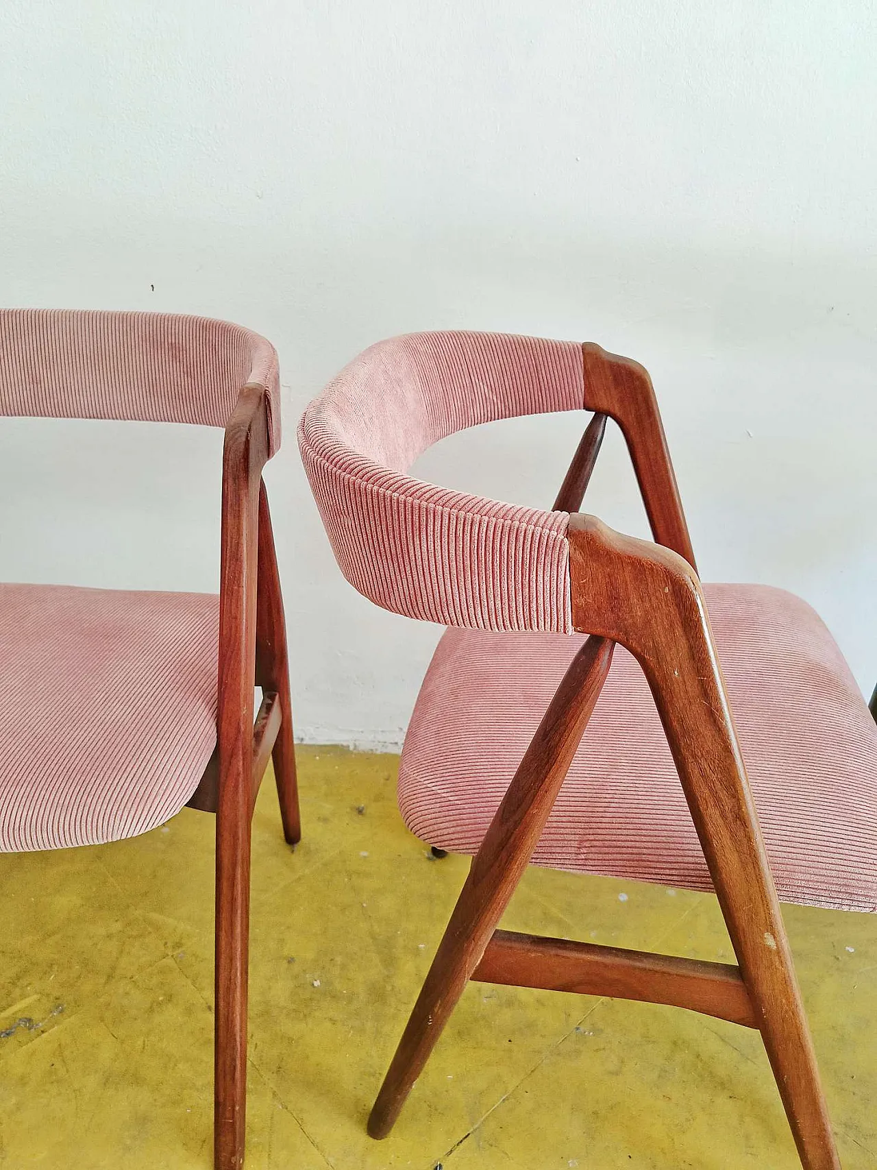 4 chairs by Th. Harlev Chairs in teak and pink velvet, 60s 5