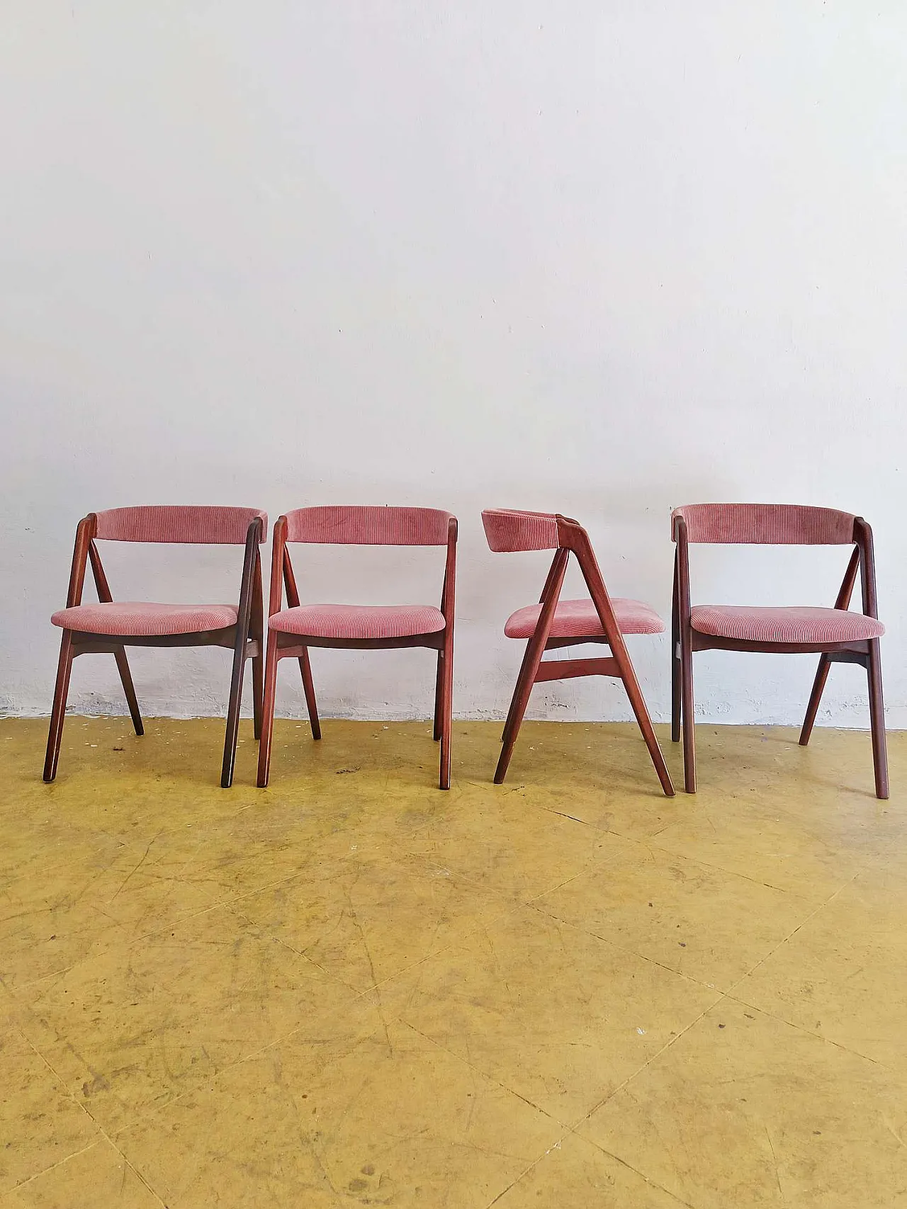 4 chairs by Th. Harlev Chairs in teak and pink velvet, 60s 6
