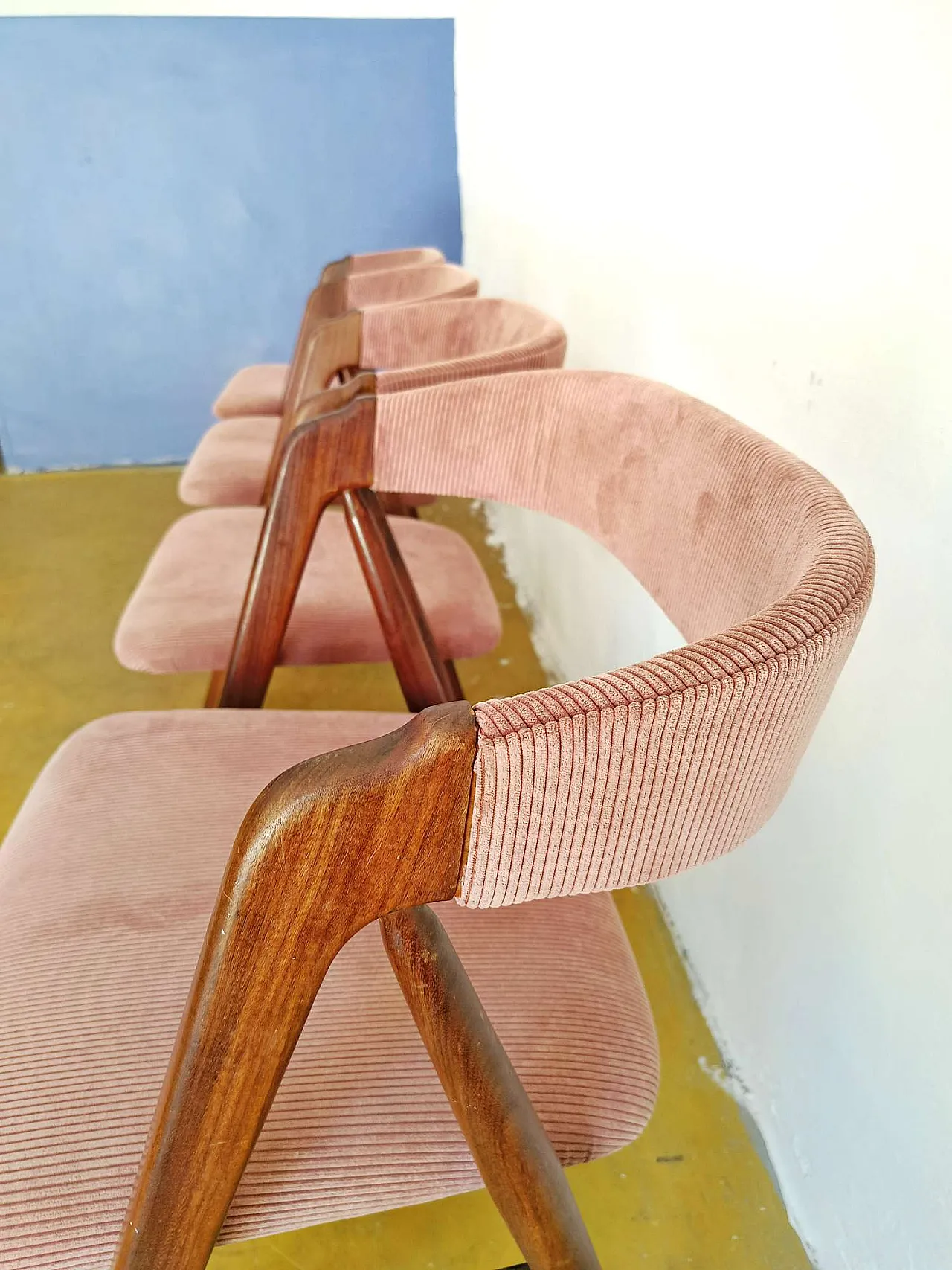 4 chairs by Th. Harlev Chairs in teak and pink velvet, 60s 7