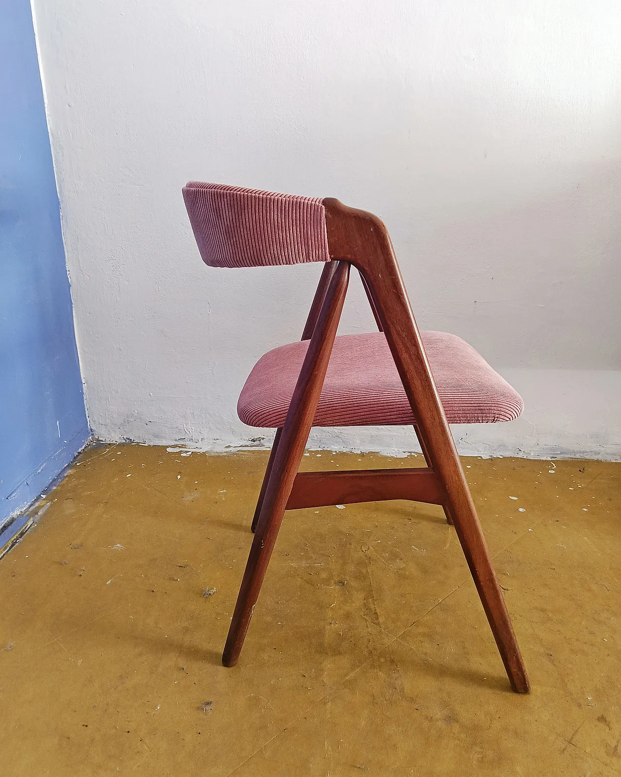 4 chairs by Th. Harlev Chairs in teak and pink velvet, 60s 8