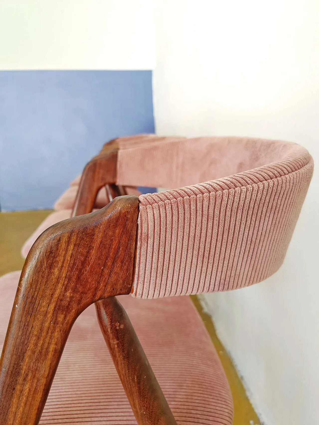 4 chairs by Th. Harlev Chairs in teak and pink velvet, 60s 9