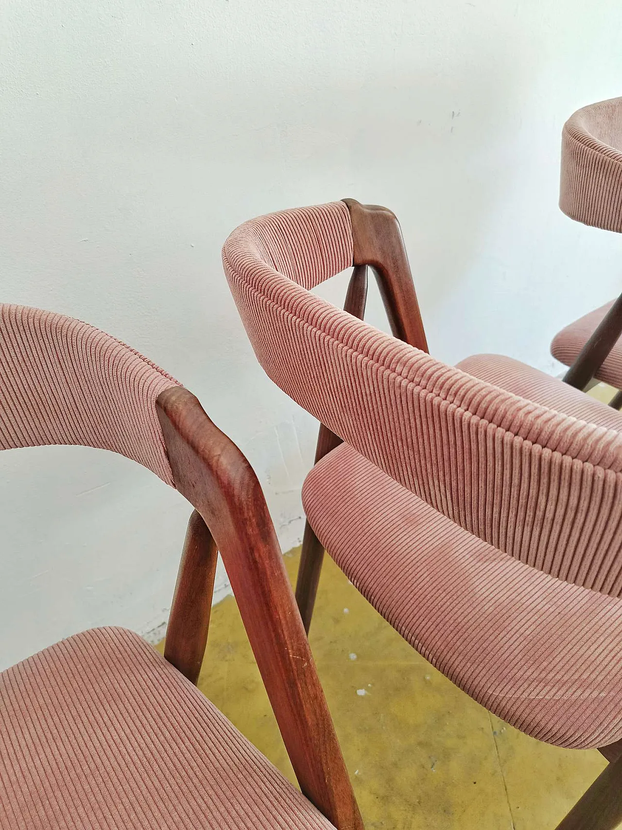 4 chairs by Th. Harlev Chairs in teak and pink velvet, 60s 11