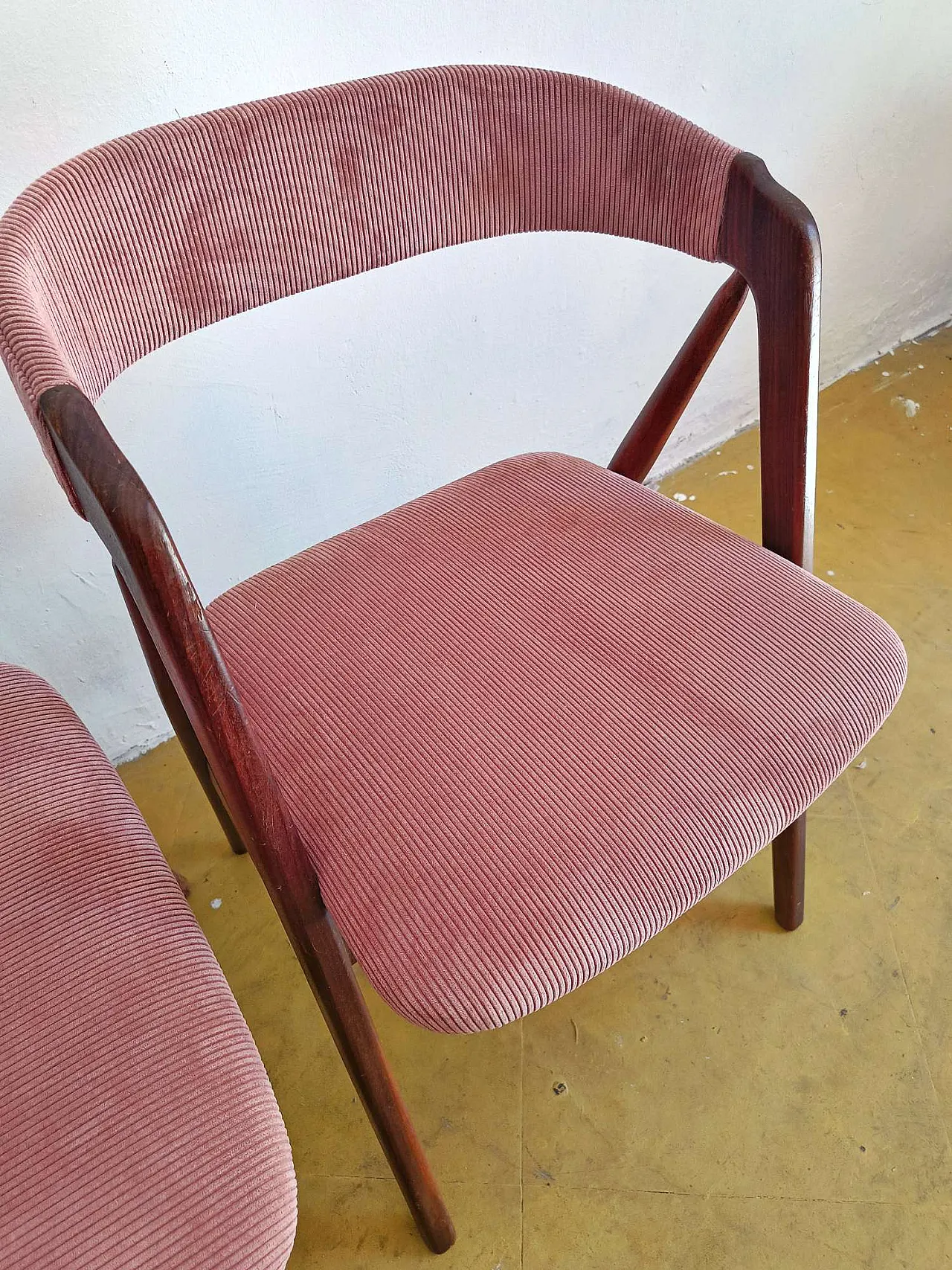 4 chairs by Th. Harlev Chairs in teak and pink velvet, 60s 12