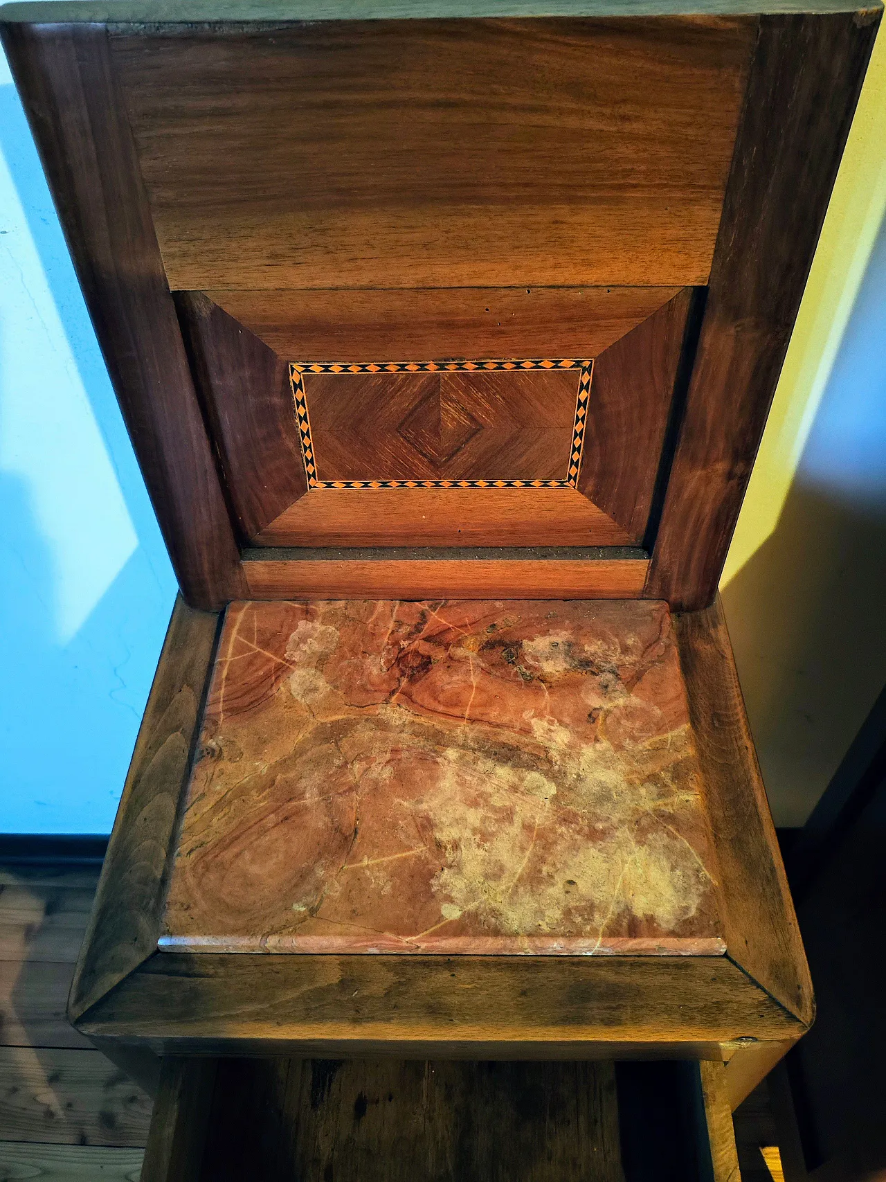 Coppia di comodini in noce con piano in marmo, '900 1
