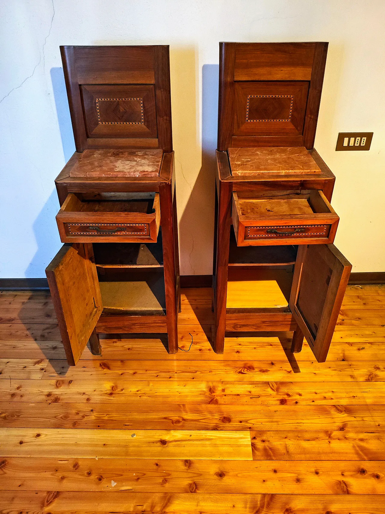 Coppia di comodini in noce con piano in marmo, '900 2