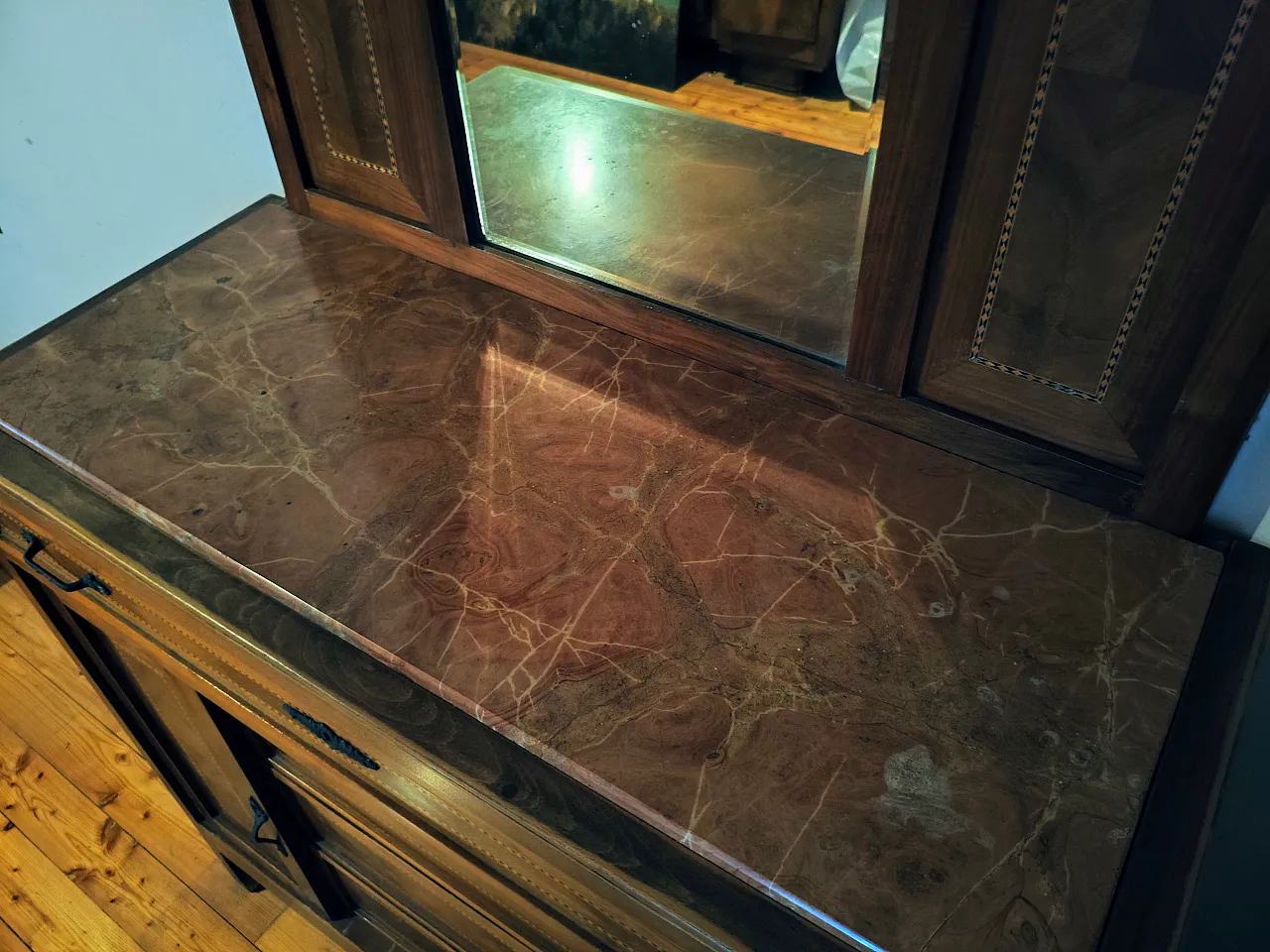 Cassettiera in legno di noce con piano in marmo, '900 1