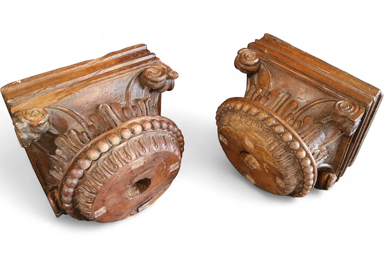 Pair of large composite Ionic capitals in oak wood, 18th century 25