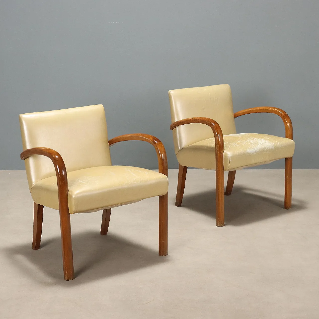 Coppia di poltrone con braccioli in faggio e vinile, '900 1