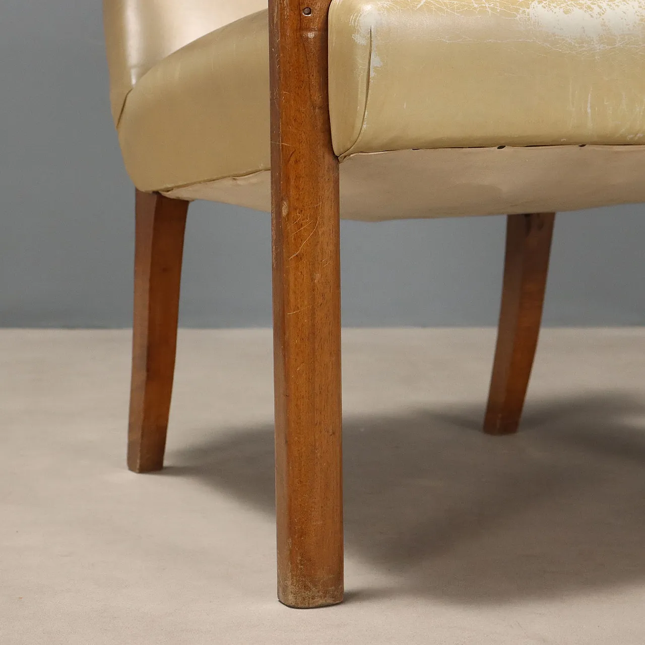 Coppia di poltrone con braccioli in faggio e vinile, '900 6