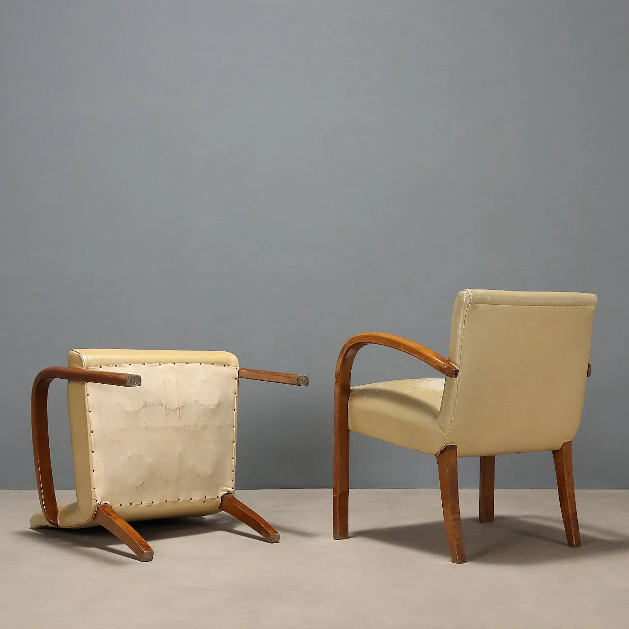Coppia di poltrone con braccioli in faggio e vinile, '900 8