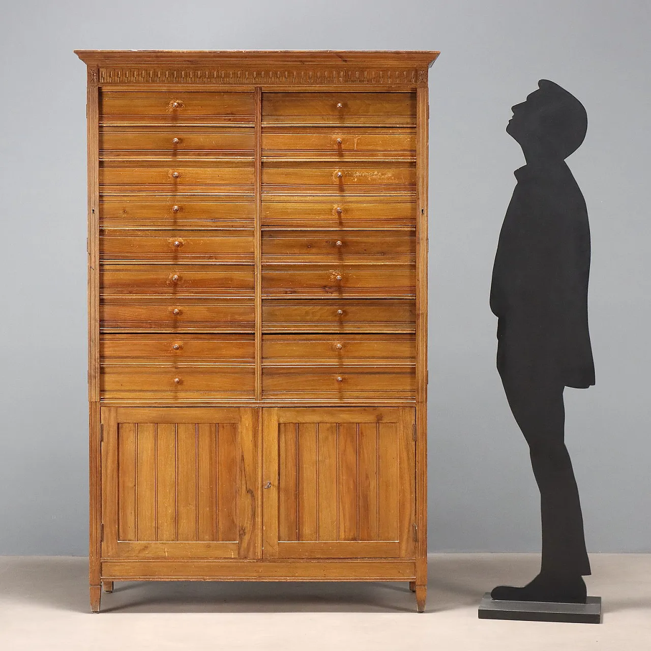 Walnut and beech chest of drawers, early 20th century 3