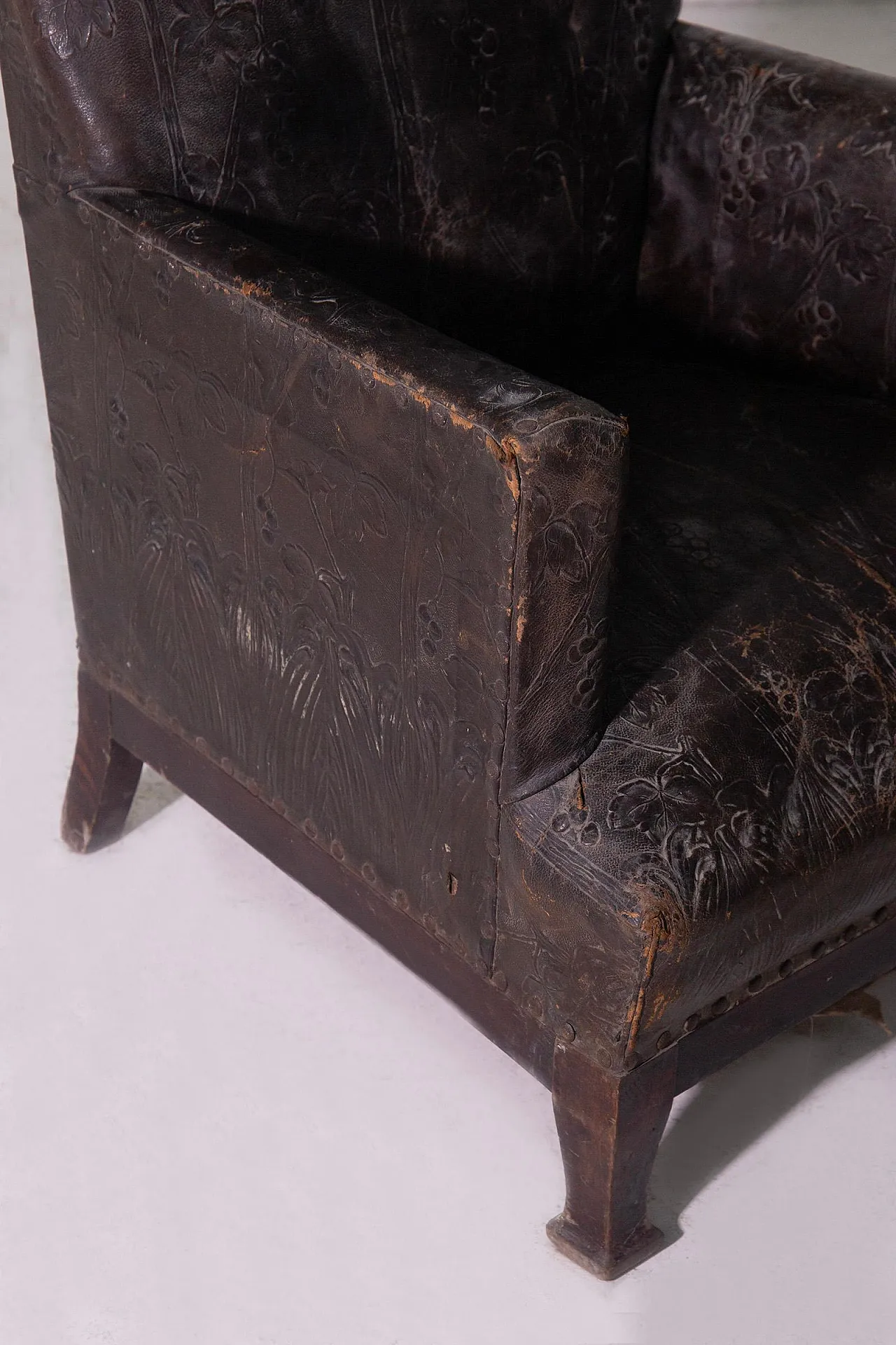 Art Nouveau leather armchair with floral decorations, 20th century 3