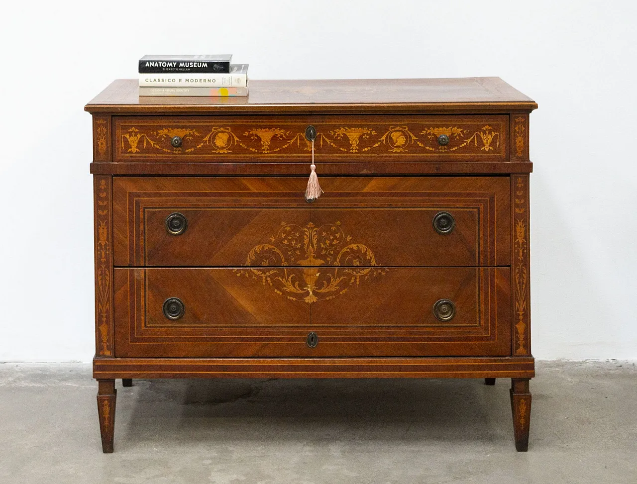Comò Luigi XVI lastronato con varie essenze lignee, fine '800 1
