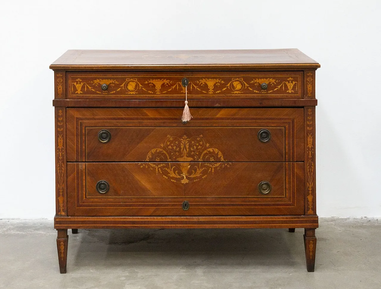 Comò Luigi XVI lastronato con varie essenze lignee, fine '800 2