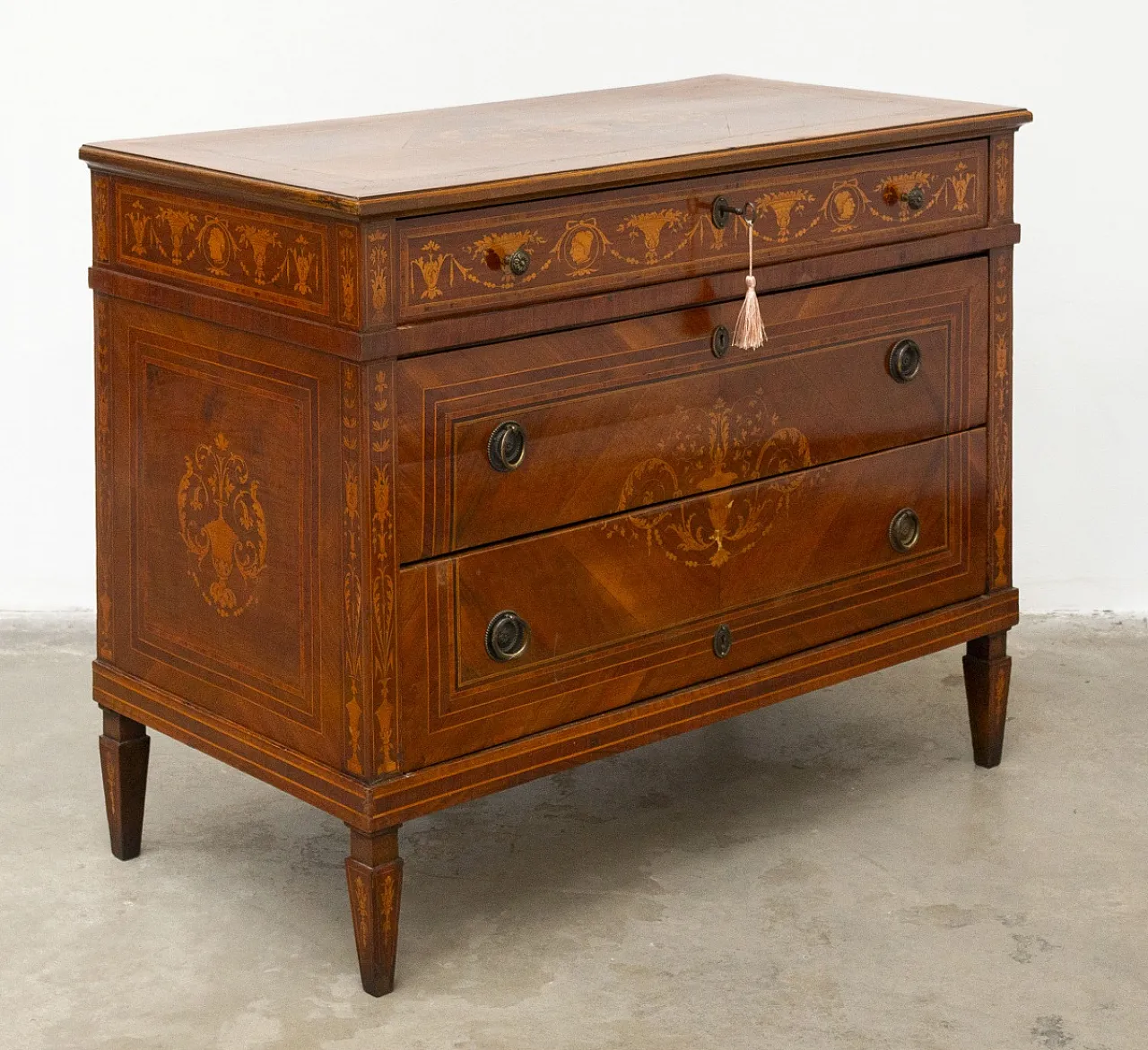 Comò Luigi XVI lastronato con varie essenze lignee, fine '800 3