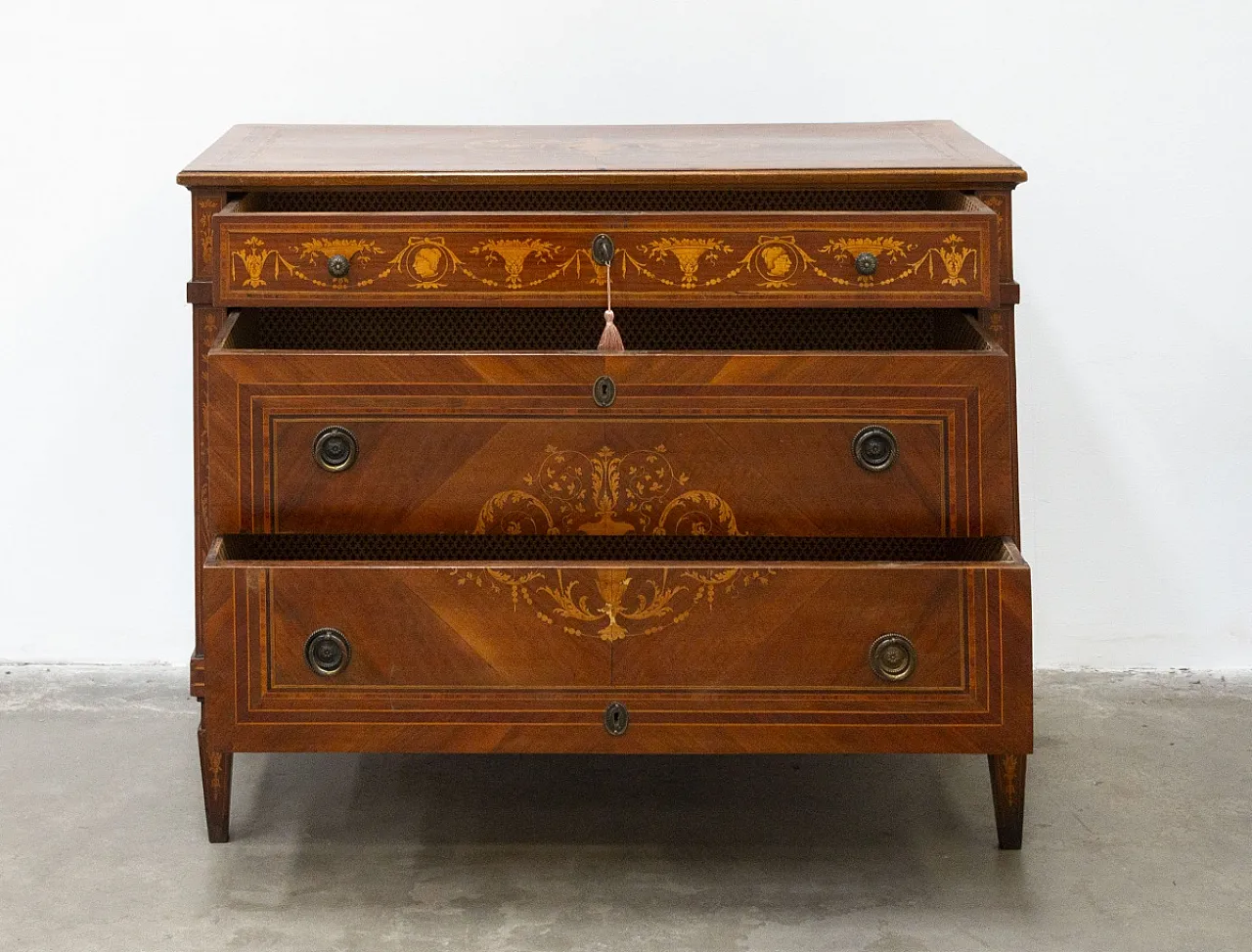 Comò Luigi XVI lastronato con varie essenze lignee, fine '800 4