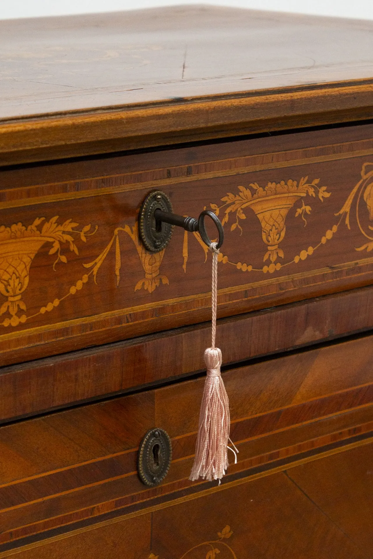 Comò Luigi XVI lastronato con varie essenze lignee, fine '800 6