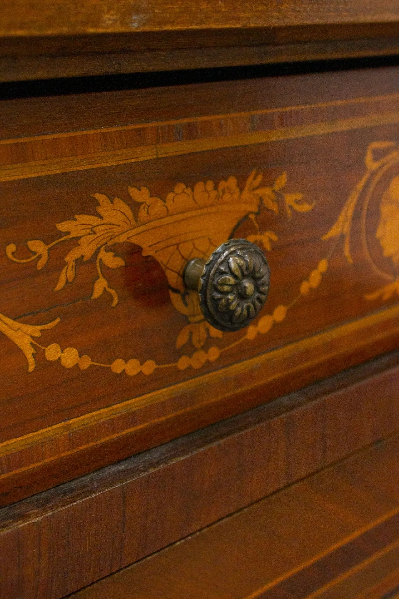 Comò Luigi XVI lastronato con varie essenze lignee, fine '800 7