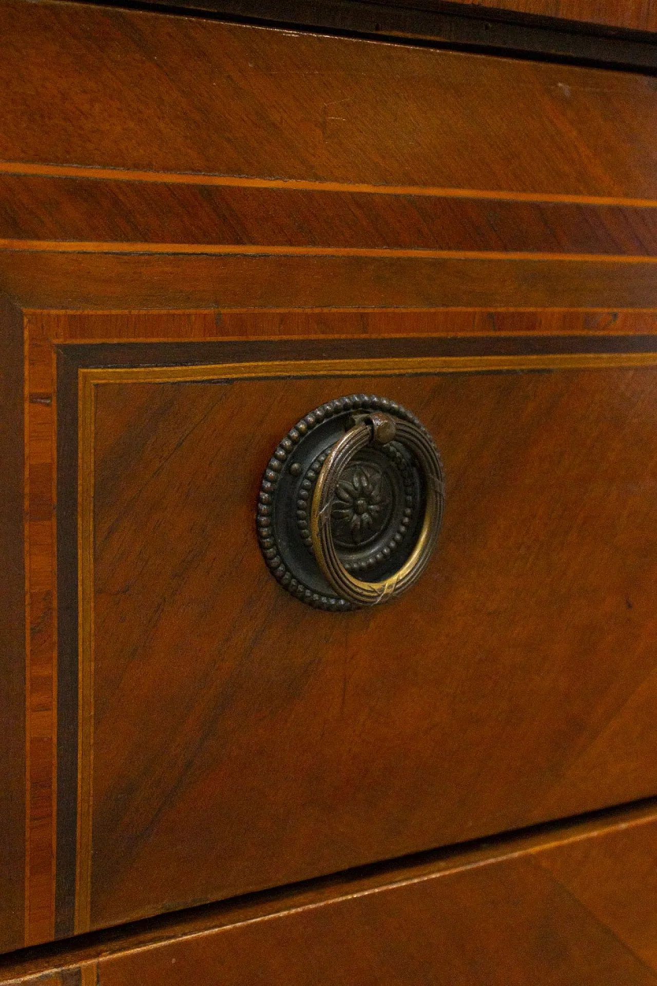 Comò Luigi XVI lastronato con varie essenze lignee, fine '800 8