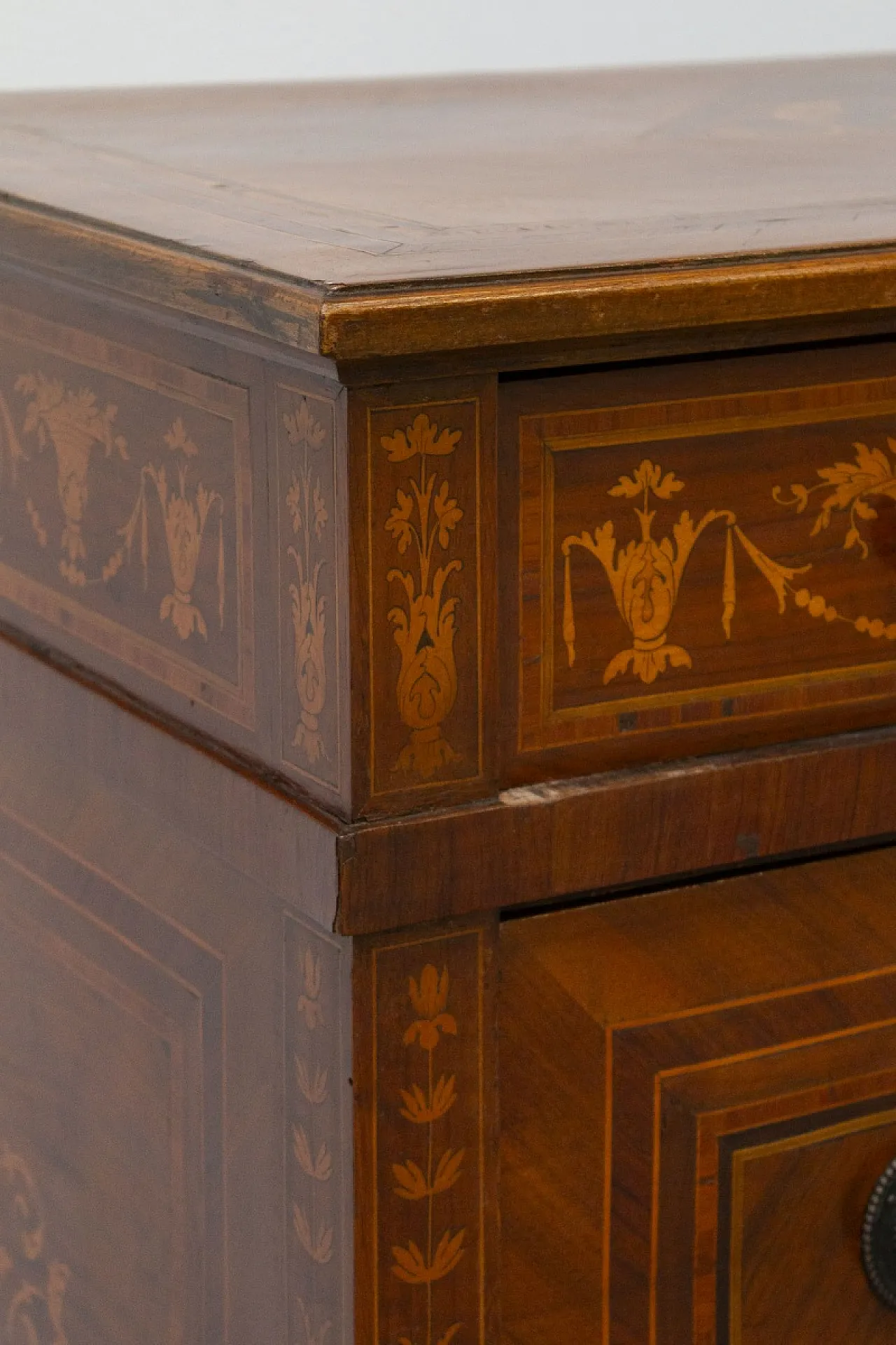 Comò Luigi XVI lastronato con varie essenze lignee, fine '800 9