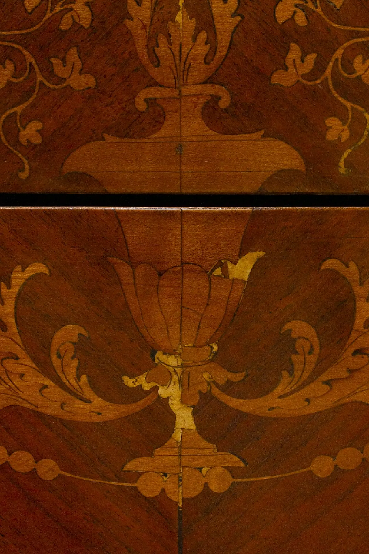 Comò Luigi XVI lastronato con varie essenze lignee, fine '800 14