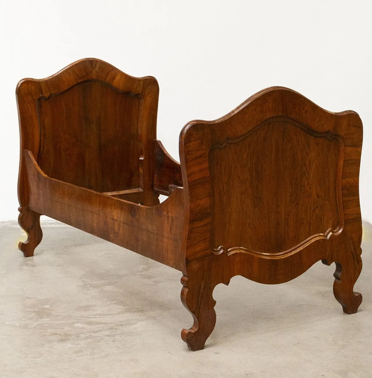 Letto in stile Biedermeier lastronato e impiallacciato in noce, '800 1