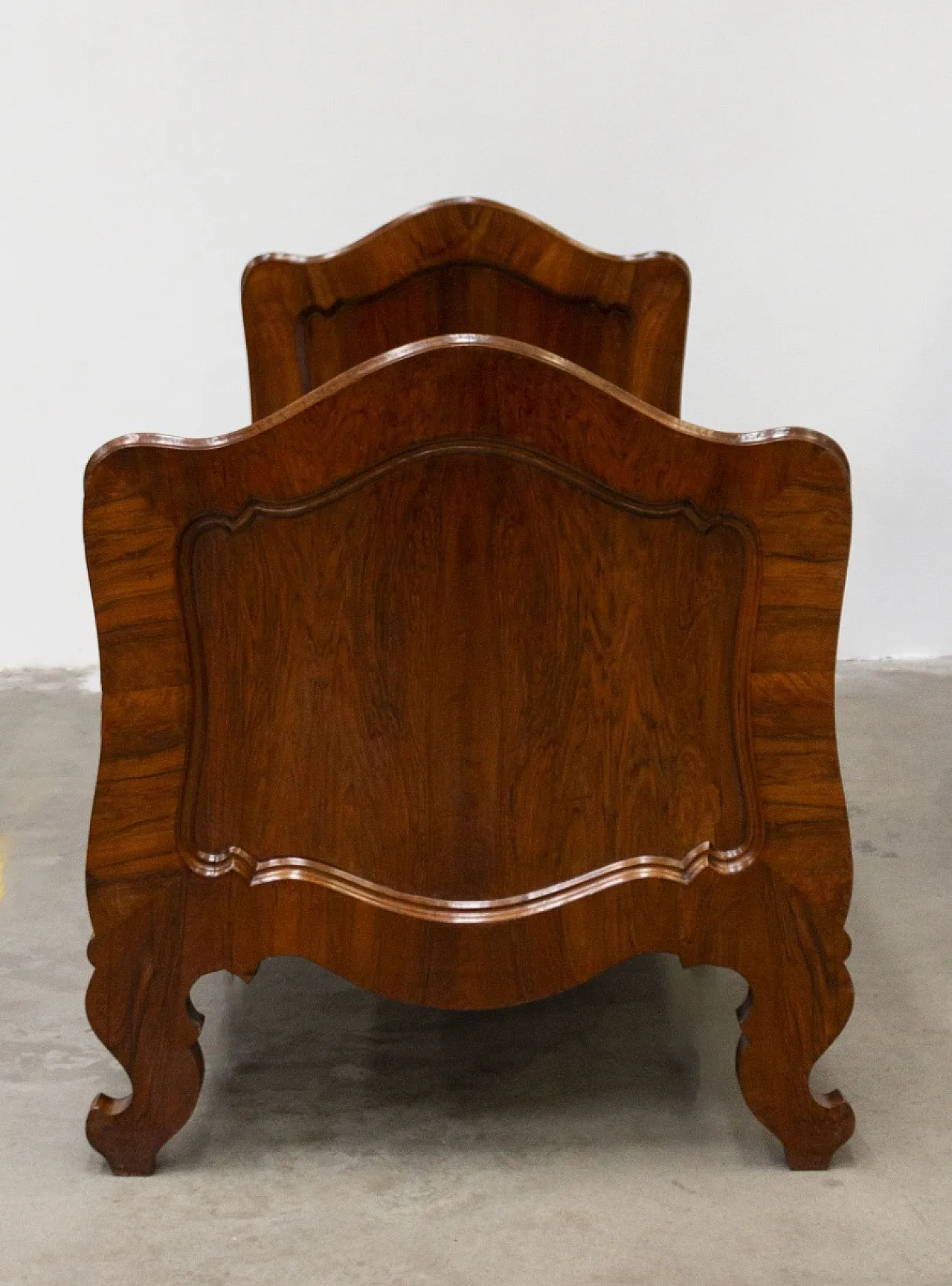 Letto in stile Biedermeier lastronato e impiallacciato in noce, '800 2