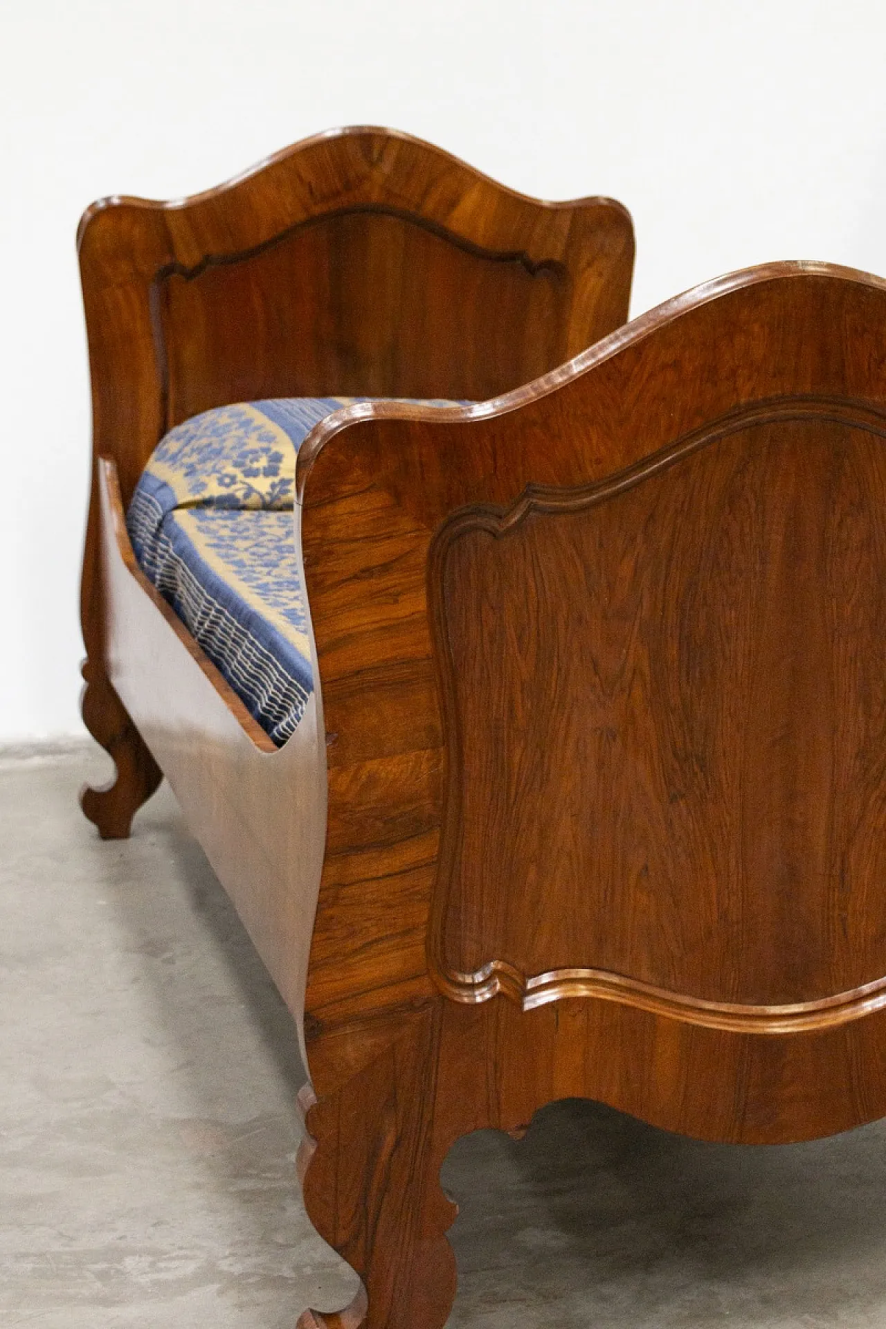 Letto in stile Biedermeier lastronato e impiallacciato in noce, '800 3