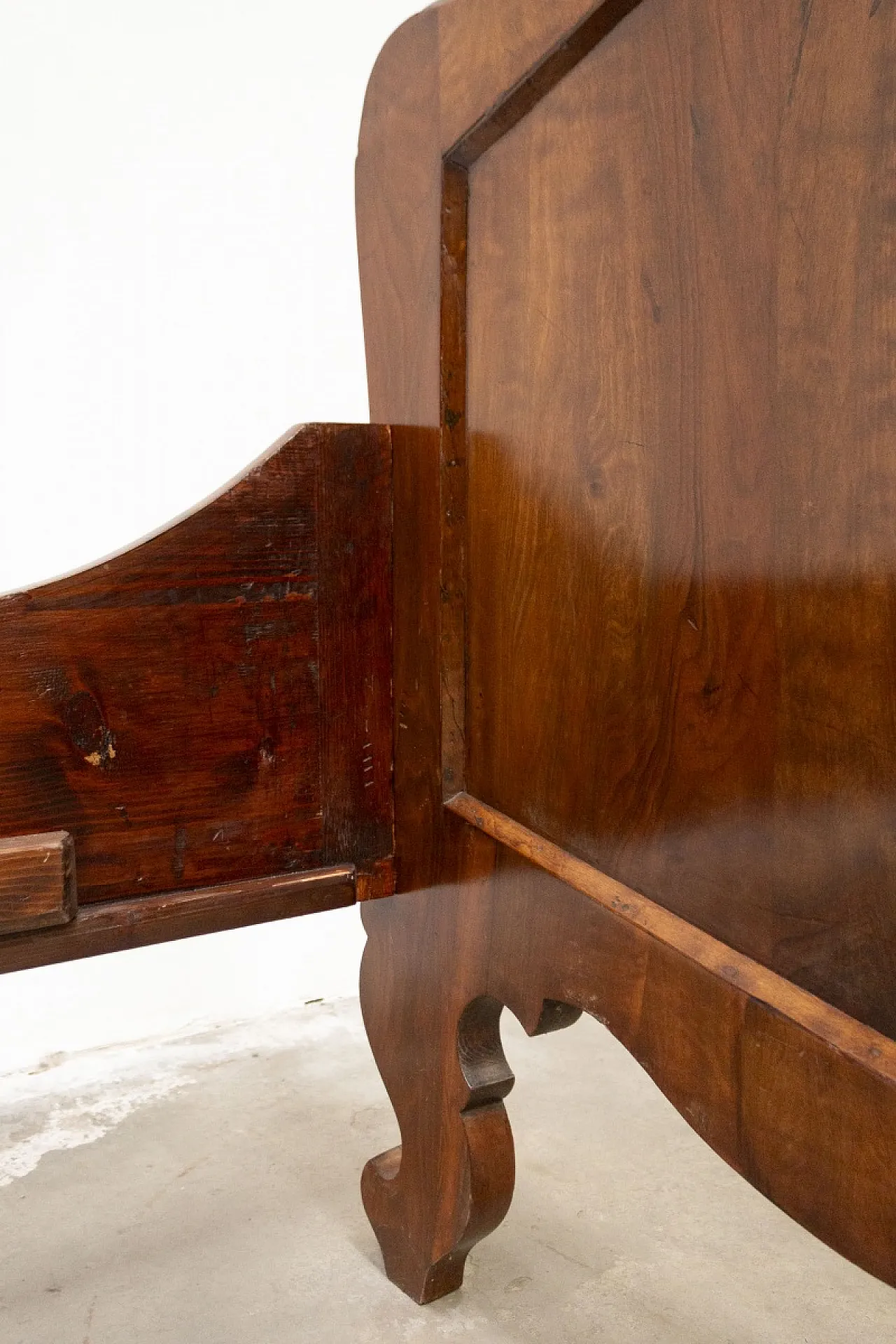 Letto in stile Biedermeier lastronato e impiallacciato in noce, '800 5