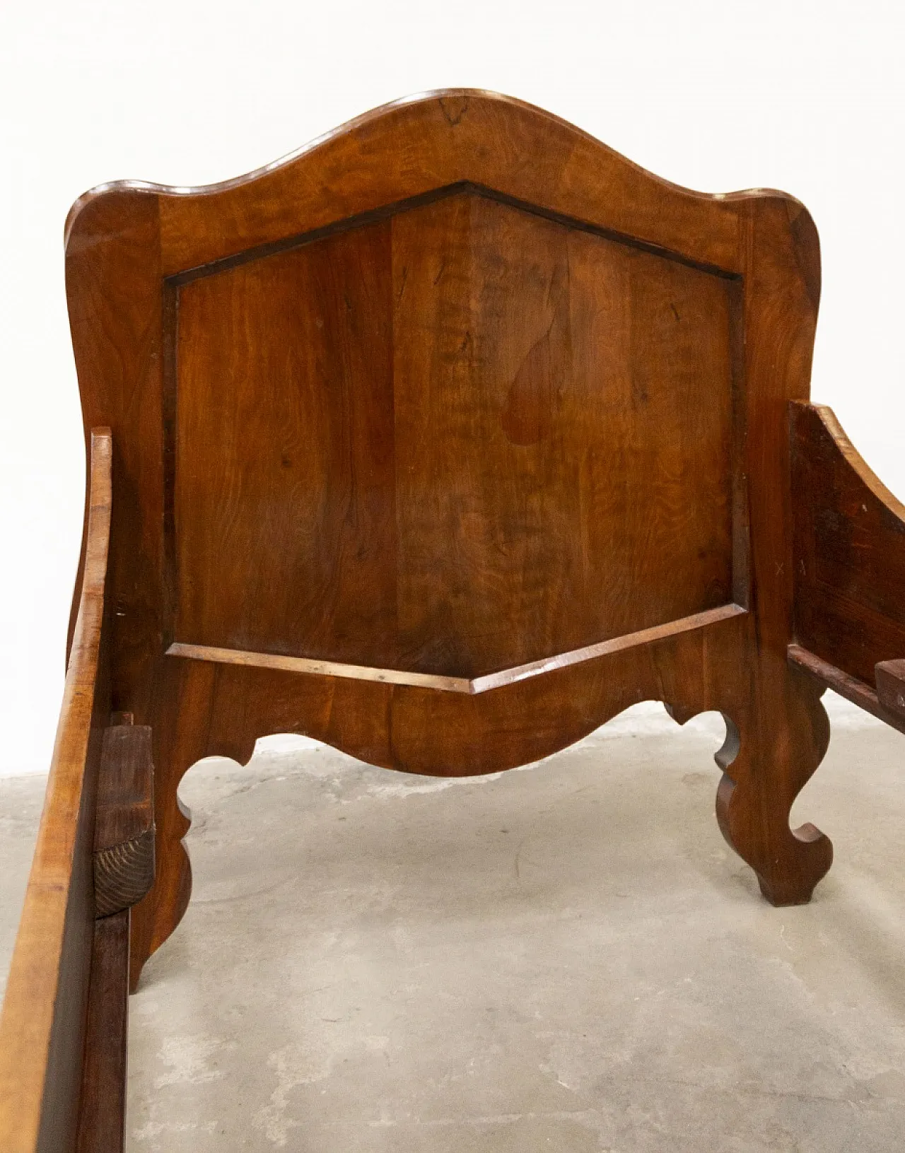 Letto in stile Biedermeier lastronato e impiallacciato in noce, '800 6