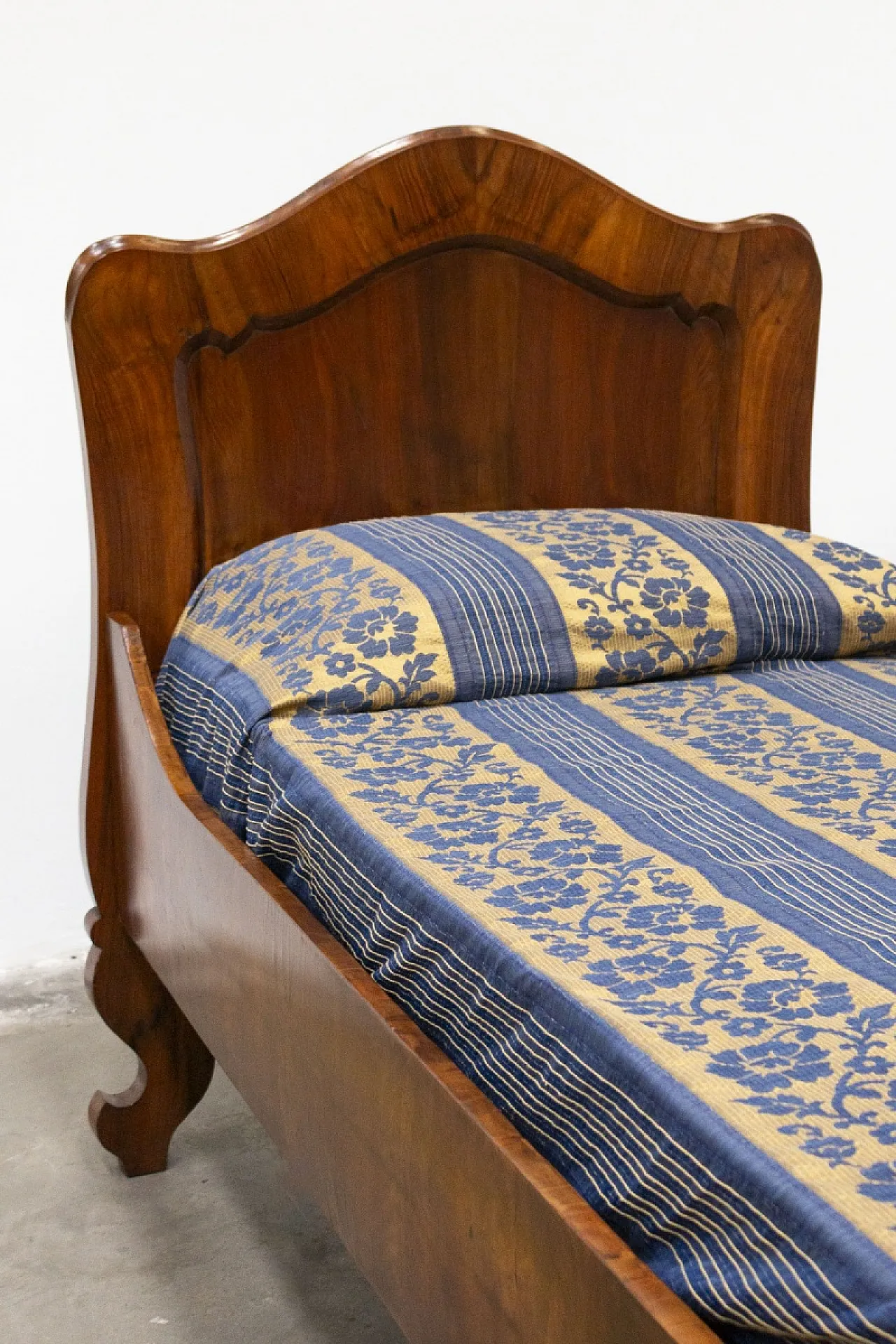 Letto in stile Biedermeier lastronato e impiallacciato in noce, '800 7