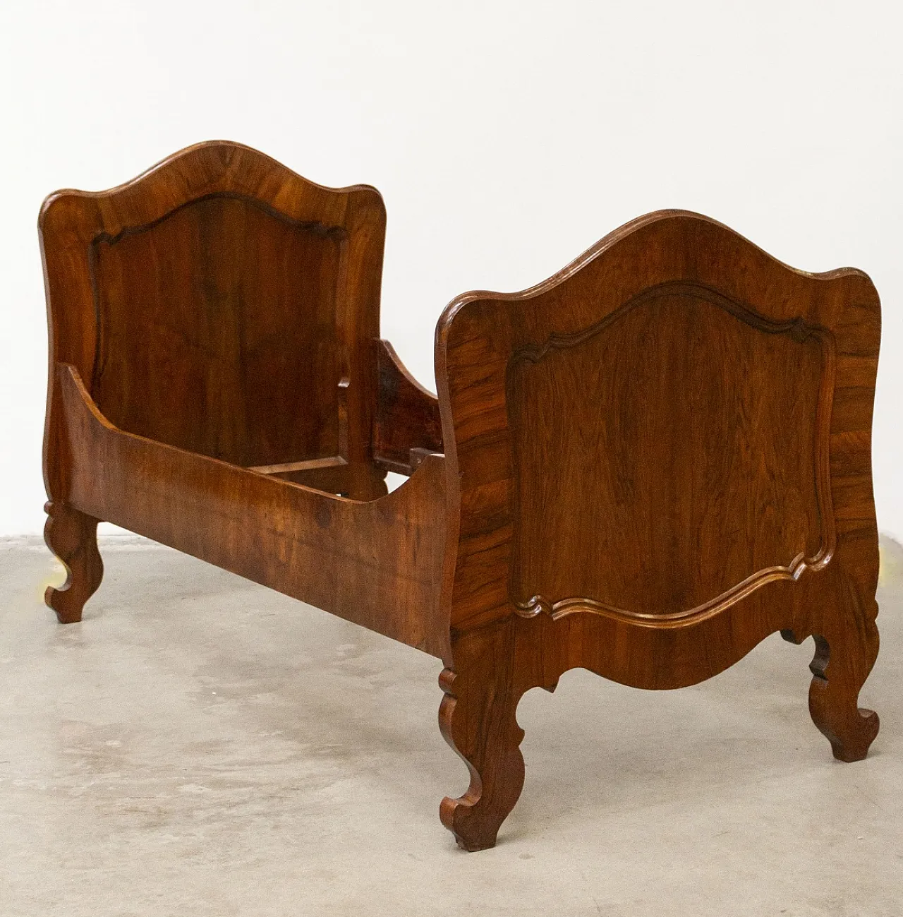 Letto in stile Biedermeier lastronato e impiallacciato in noce, '800 10