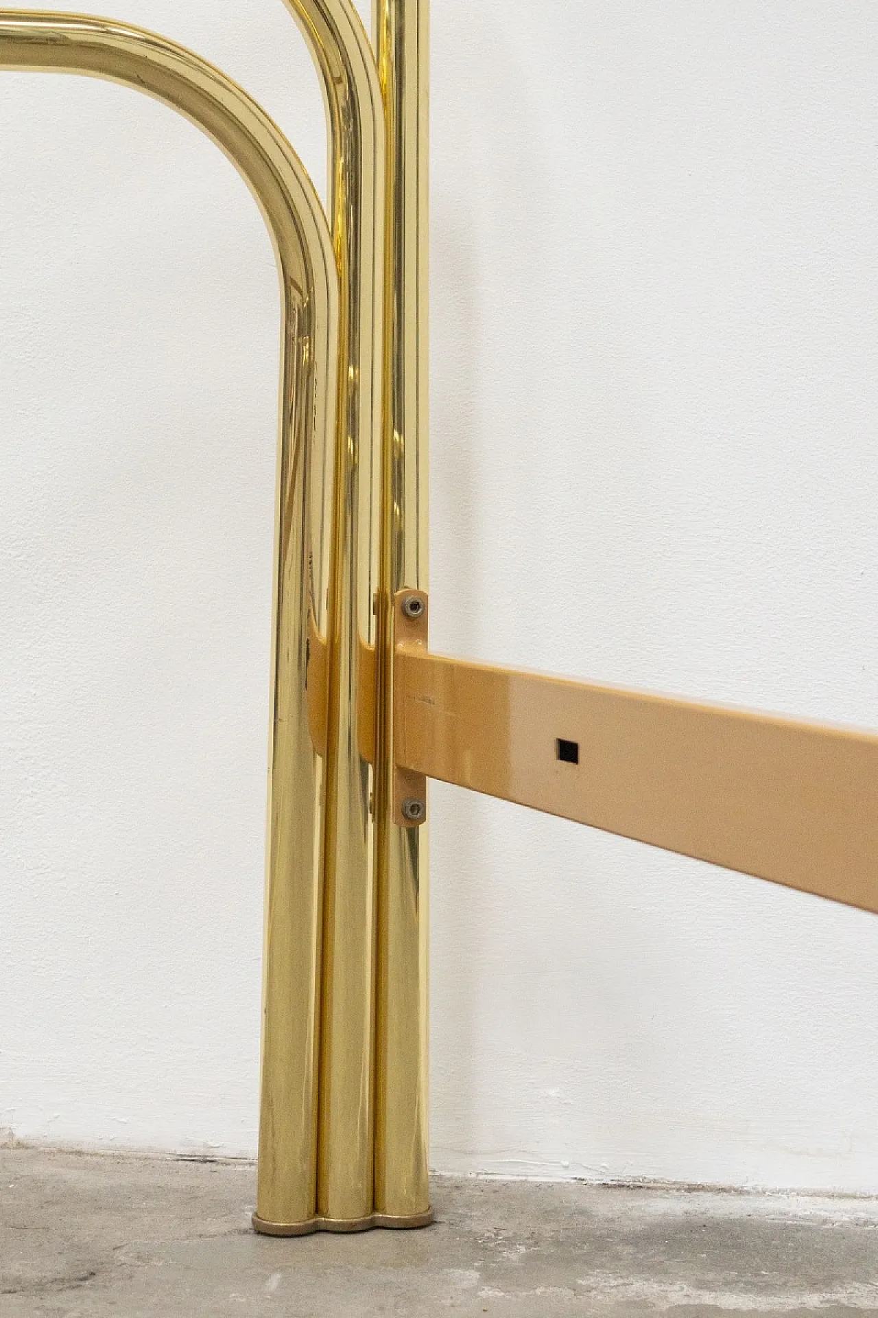 Letto matrimoniale in ottone dorato di Cantori, anni '70 9