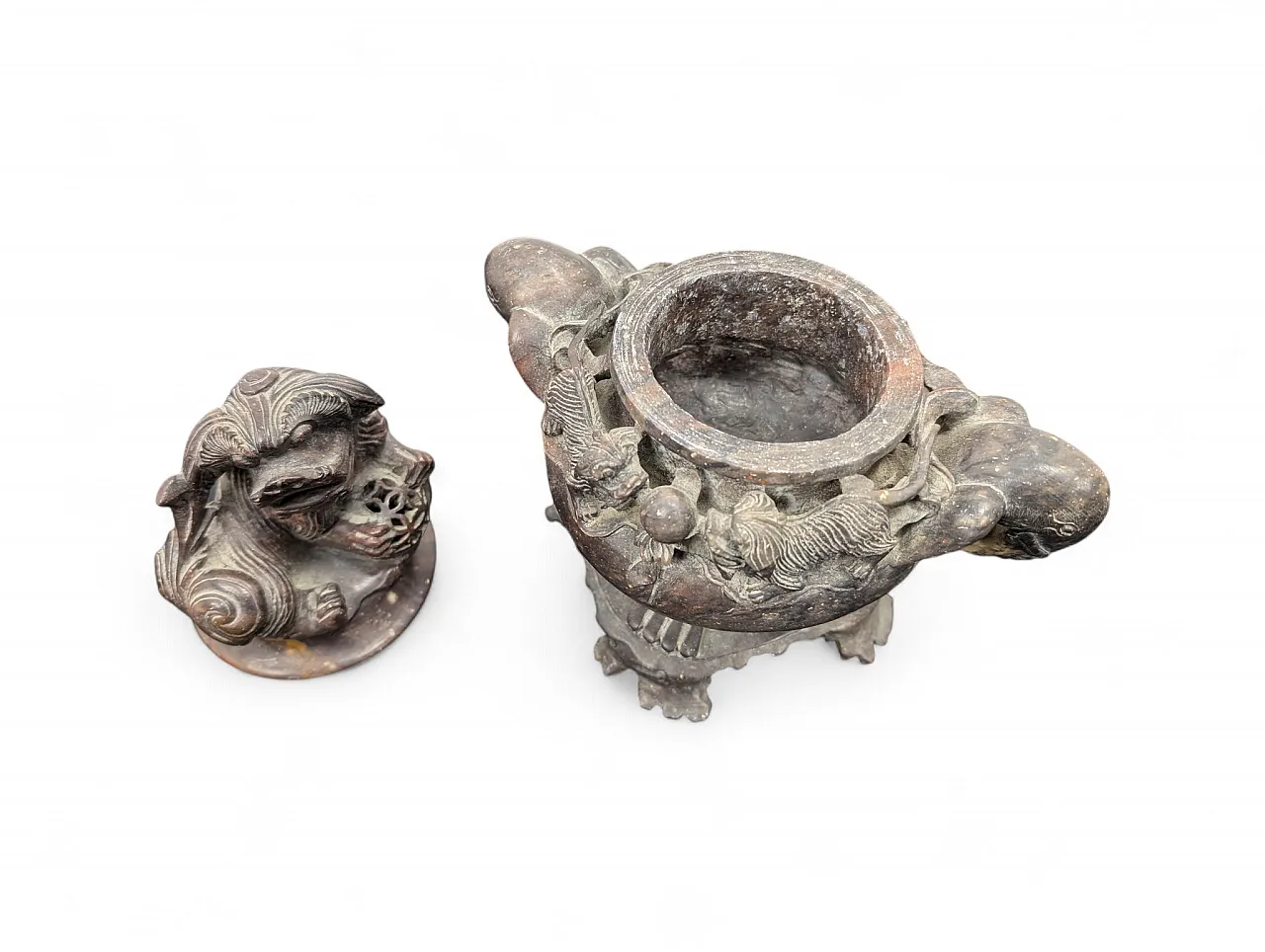 Urna in pietra saponaria di origine orientale, XIX-XX secolo 8