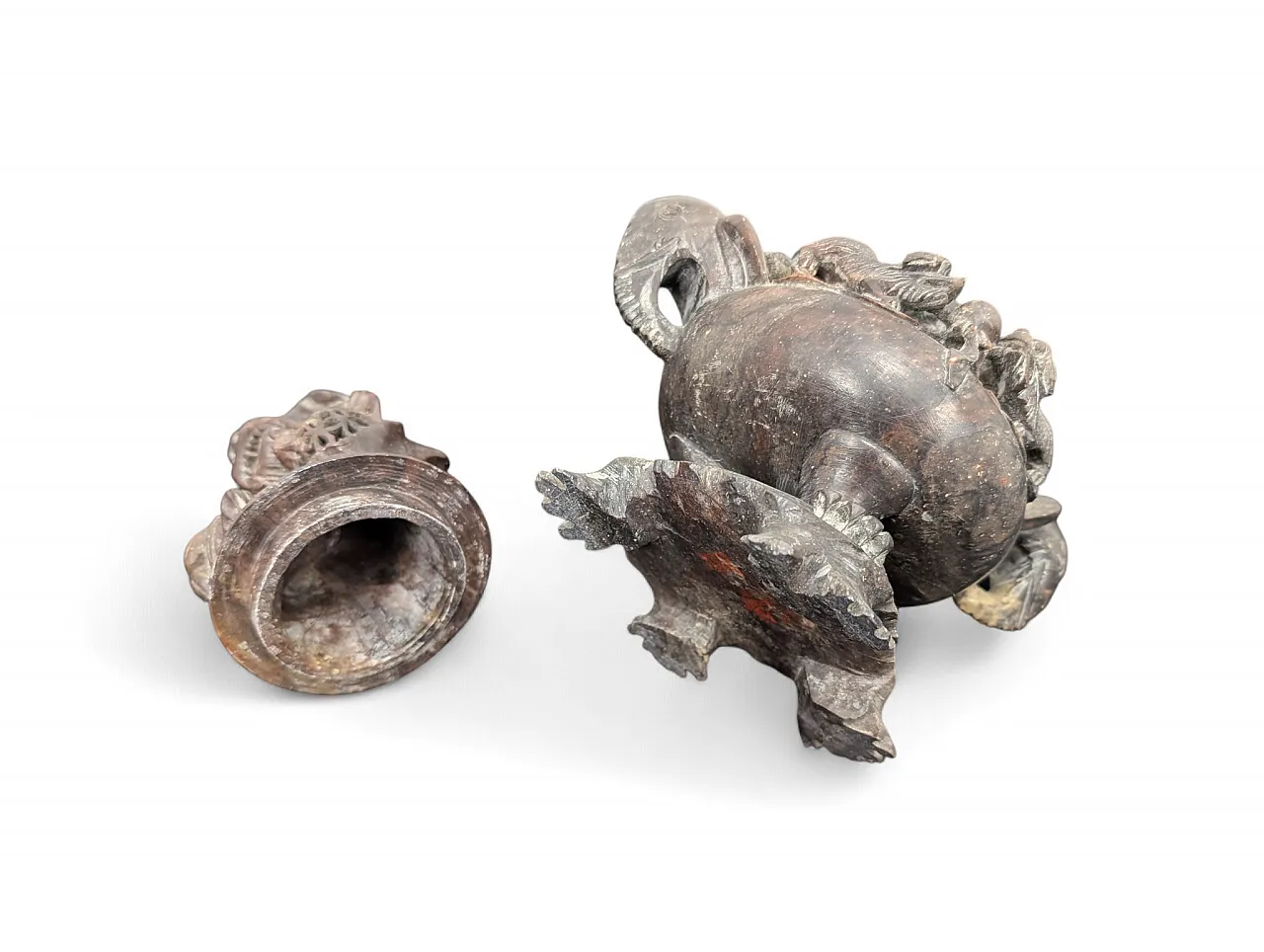 Urna in pietra saponaria di origine orientale, XIX-XX secolo 10