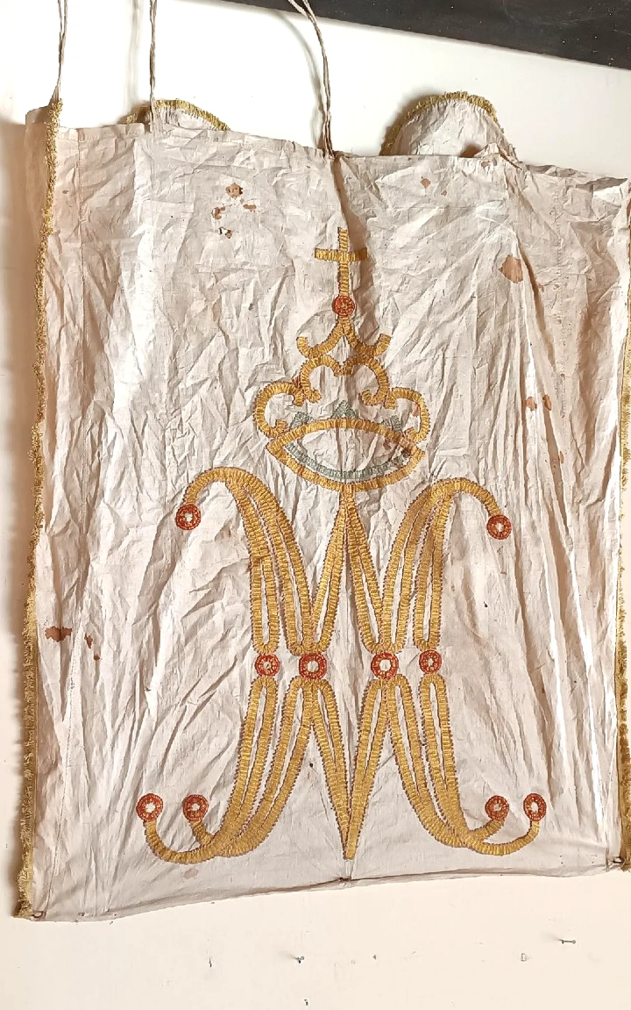 Embroidered fabric banner, 18th century 2