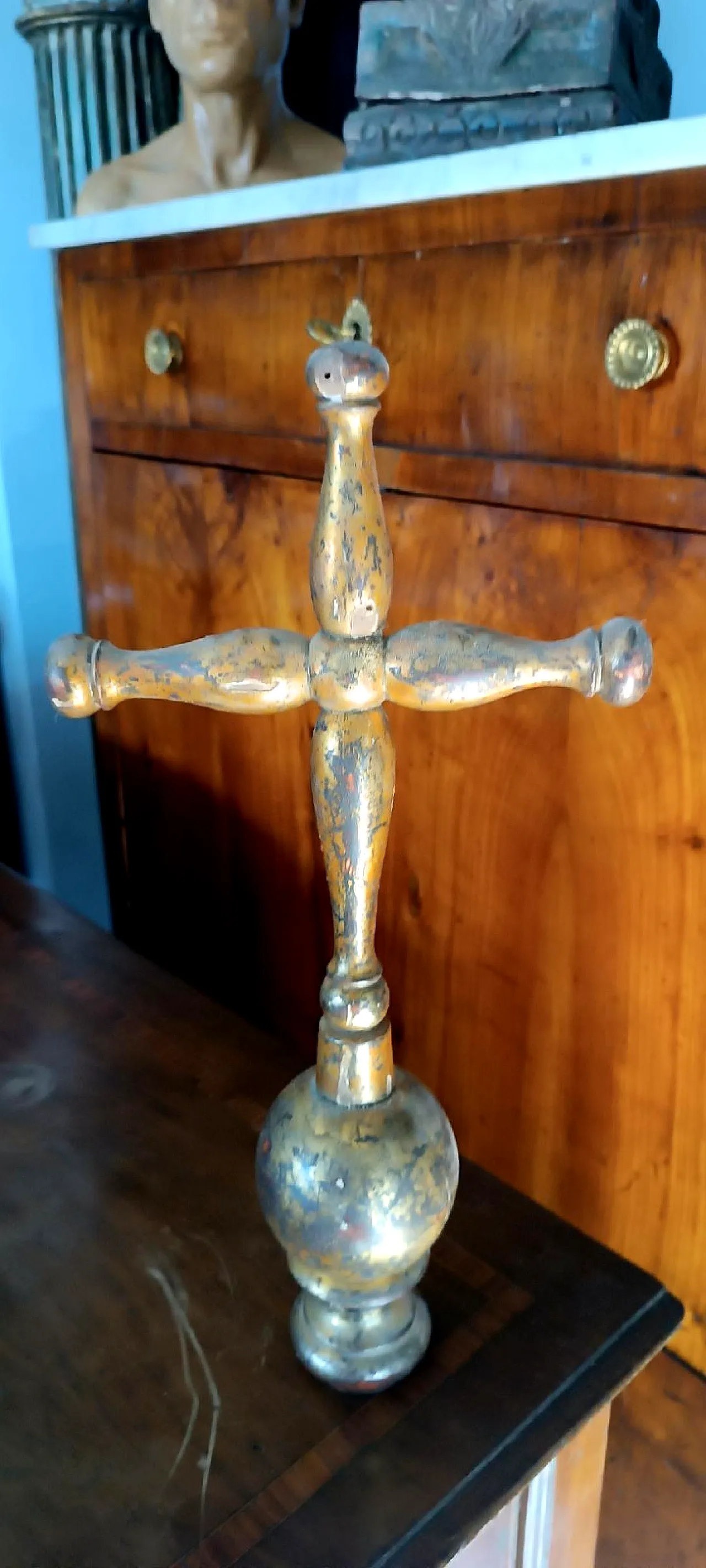 Gilded turned wooden processional cross in Mecca, 17th century 1