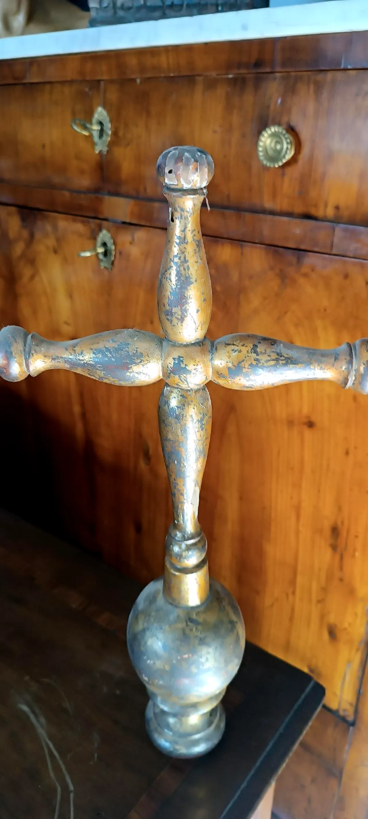 Gilded turned wooden processional cross in Mecca, 17th century 3