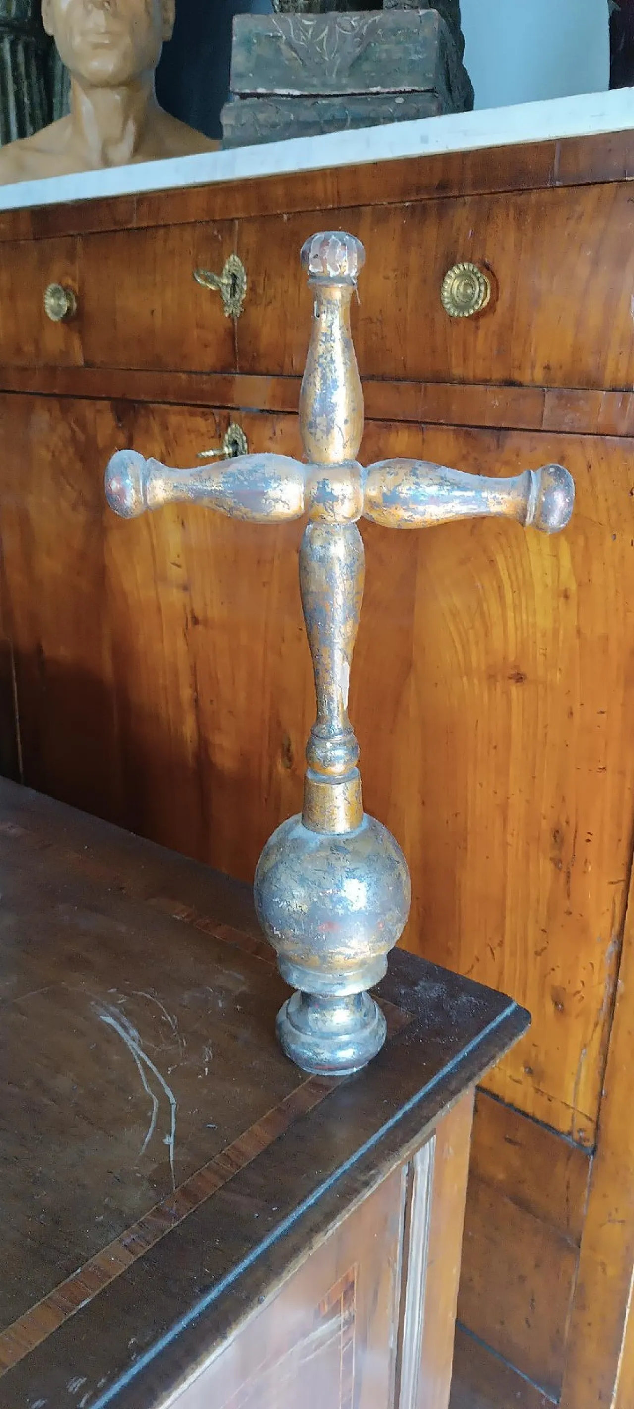 Gilded turned wooden processional cross in Mecca, 17th century 6