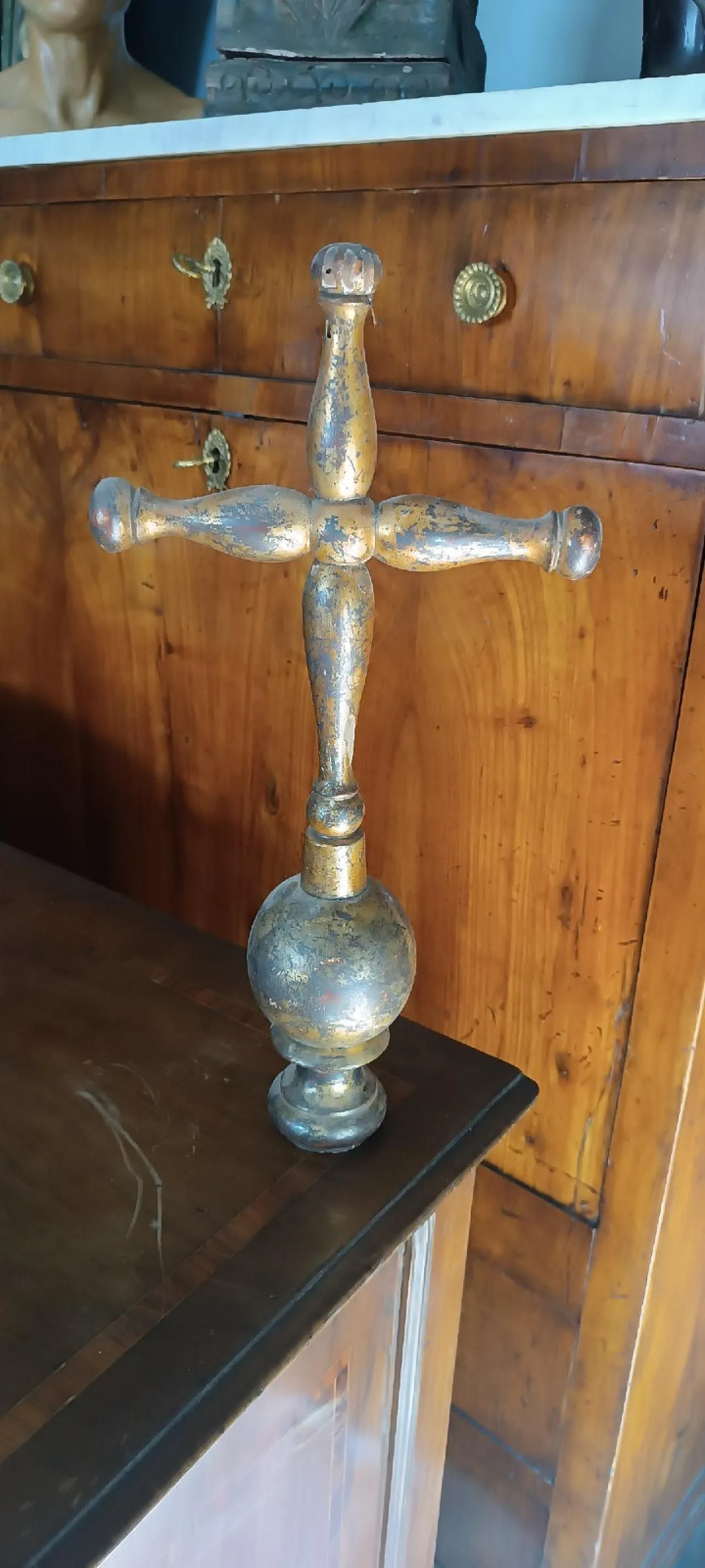 Gilded turned wooden processional cross in Mecca, 17th century 9