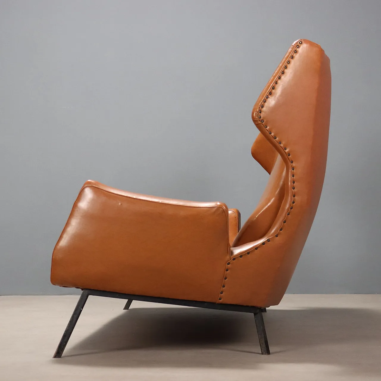 Divano a tre posti in espanso, skai e metallo smaltato, '900 4