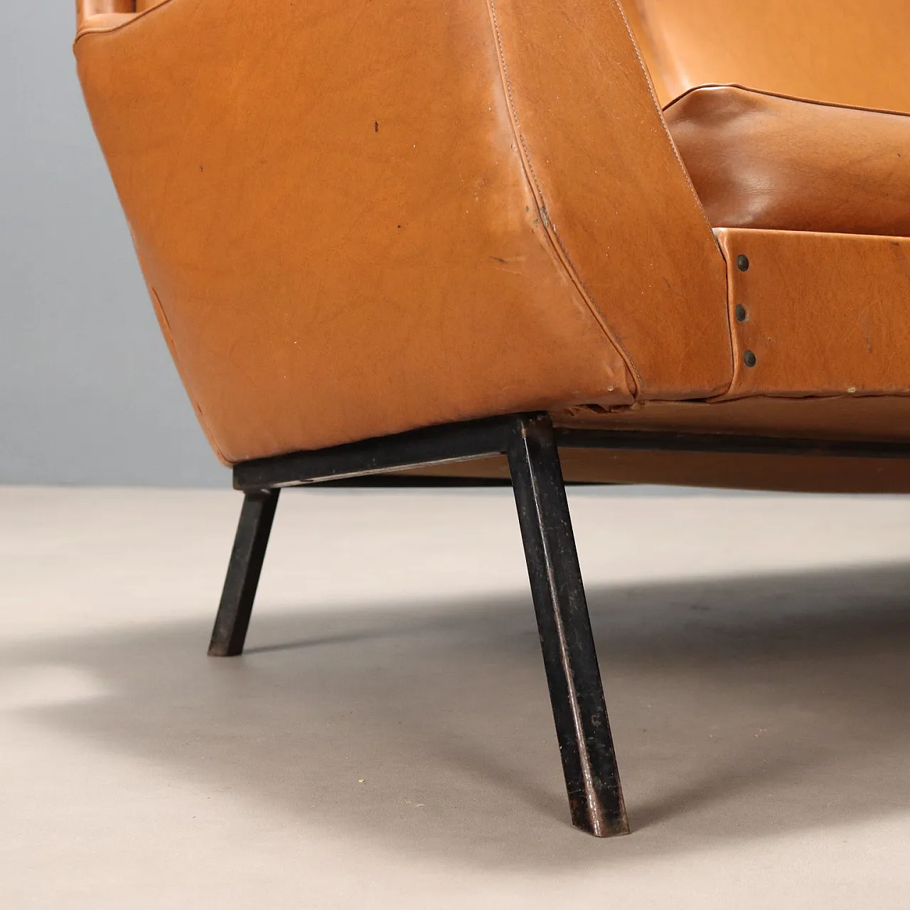 Divano a tre posti in espanso, skai e metallo smaltato, '900 10