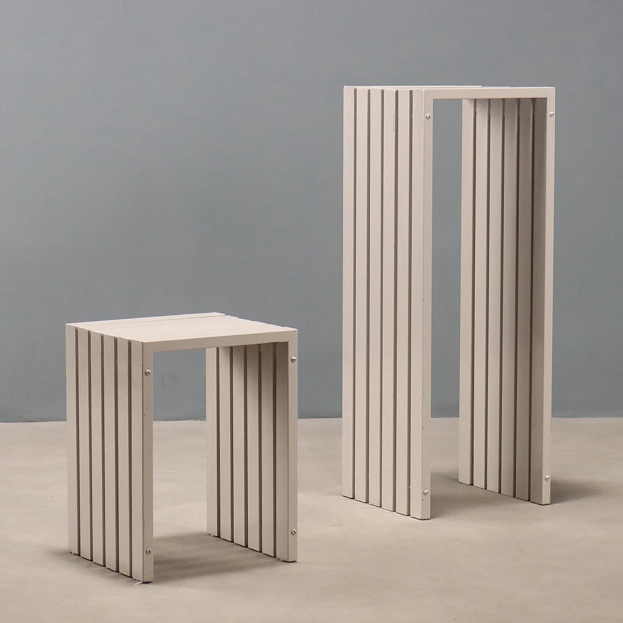 Coppia di espositori in metallo smaltato, '900 1