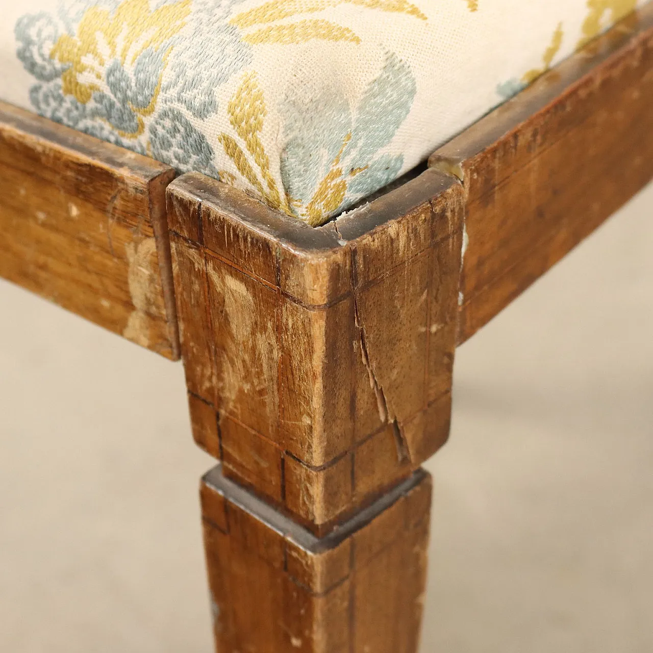 Poltroncina in noce con seduta e schienale imbottiti, metà '800 6