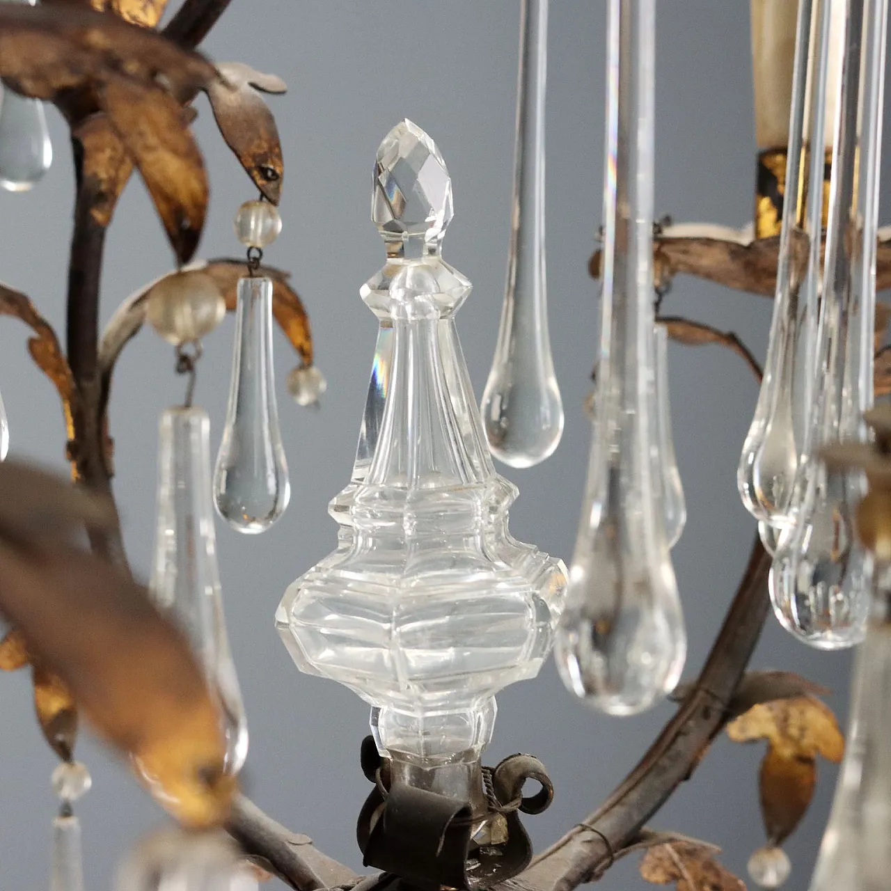 Lampadario in ferro, lamiera dorata e pendenti in vetro, fine '800 7