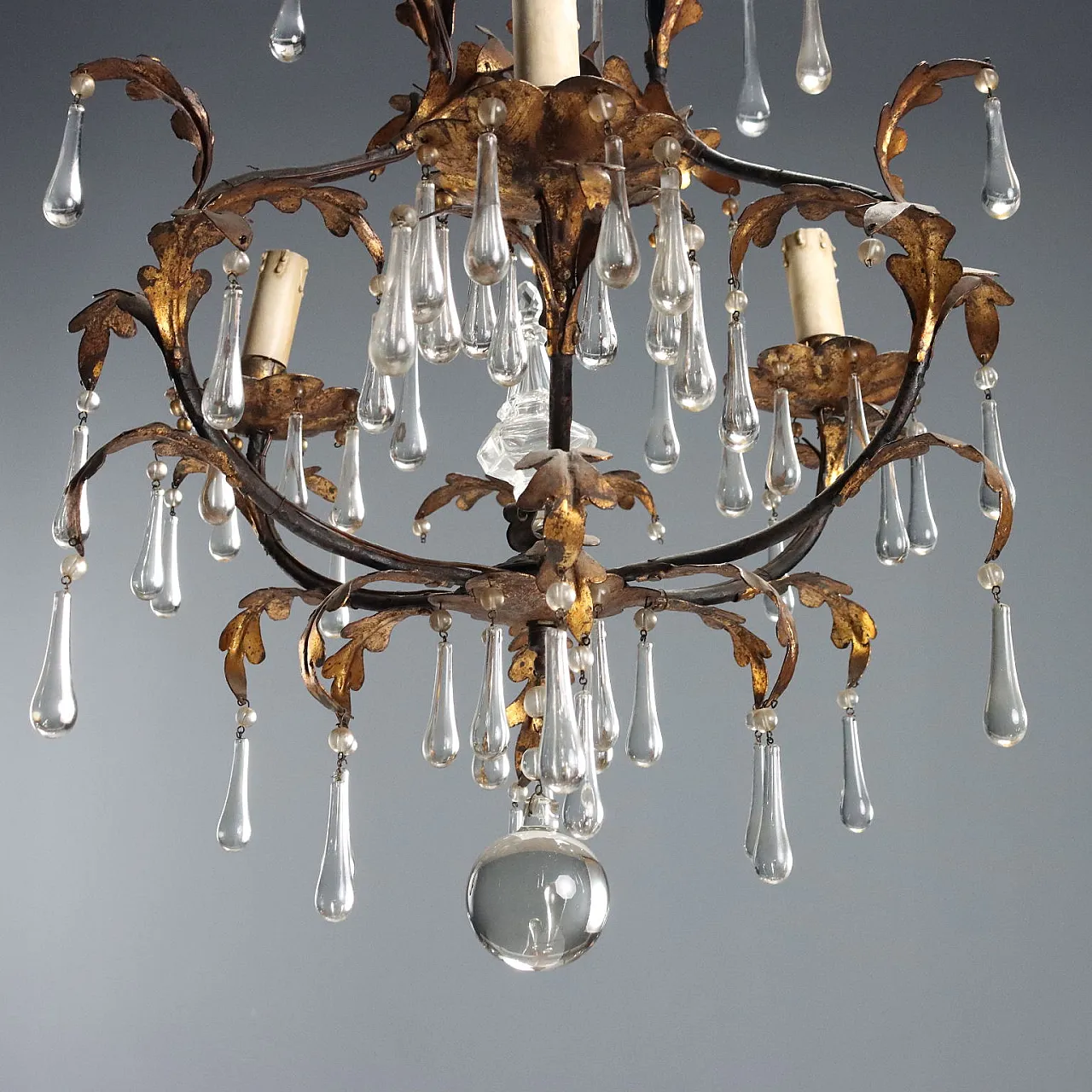 Lampadario in ferro, lamiera dorata e pendenti in vetro, fine '800 8